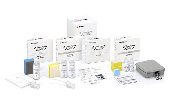 「G'ZOX コンフォートガード ファブリックパッケージ」キット内容。天井・カーマットコーティング:100ml、トリガースプレー×1個、専用スポンジ×1個、専用不織布×10枚、ファブリックコーティング:100ml×2本、トリガースプレー×1個、専用スポンジ×1個、施工マニュアル×1部、施工証明書×1枚、施工済みステッカー×1枚、ファブリッククリーナー:30ml、ファブリックコーティング:30ml、クリーナー用スポンジ(ブルー)×1枚、コーティング用スポンジ(イエロー)×4枚、メンテナンスマニュアル×1部、メンテナンスポーチ×1個