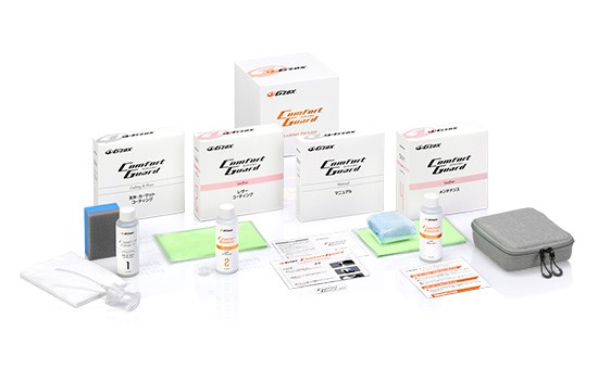 「G'ZOX コンフォートガード レザーパッケージ」キット内容、天井・カーマットコーティング：100ml、トリガースプレー×1個、専用スポンジ×1個、専用不織布×10枚、レザーコーティング：80ml、穴あき中栓×1個、専用クロス×1枚、施工マニュアル×1部、施工証明書×1枚、施工済みステッカー×1枚、レザークリーナー：100ml、水拭き用クロス(ブルー)×1枚、クリーナー用クロス(グリーン)×1枚、メンテナンスマニュアル×1部、メンテナンスポーチ×1個