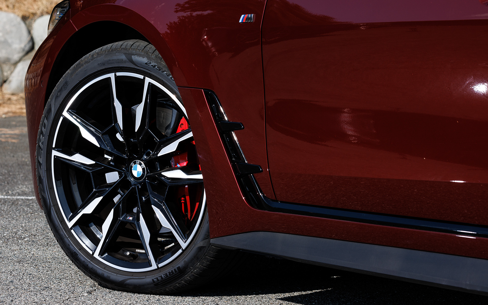 エクステリアではMパフォーマンスモデル専用色となる「セリウム・グレー」をキドニーグリル、エアインテーク、エアブリーザー、ミラーキャップに採用することで、ハイパフォーマンスモデルとしての存在感と個性を演出。また、トランクリッドにはMリアスポイラーを装備して空力特性を高め、高速走行時の安定性を向上させた。足下は19インチアロイホイールにピレリ「P ZERO」（フロント245/40R19、リア255/40R19）の組み合わせ