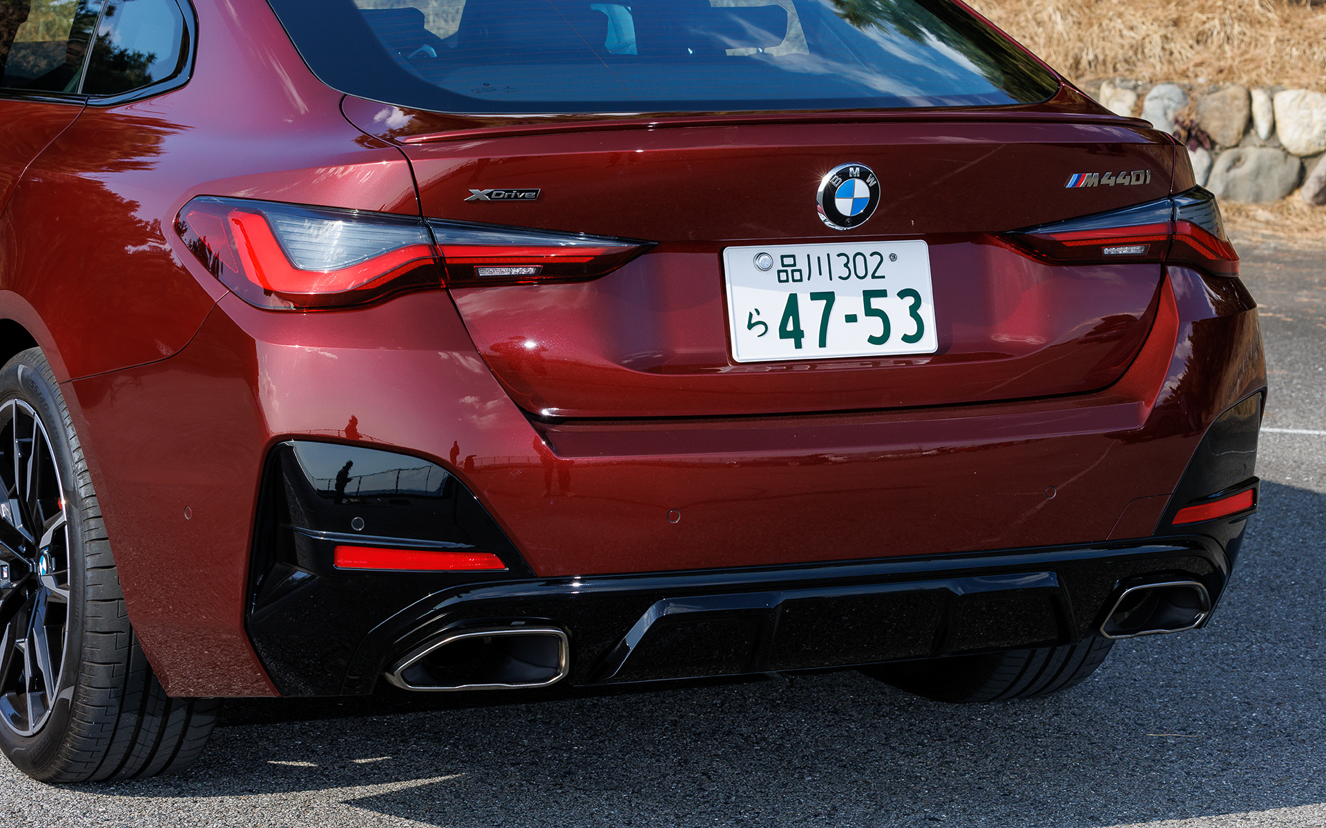 エクステリアではMパフォーマンスモデル専用色となる「セリウム・グレー」をキドニーグリル、エアインテーク、エアブリーザー、ミラーキャップに採用することで、ハイパフォーマンスモデルとしての存在感と個性を演出。また、トランクリッドにはMリアスポイラーを装備して空力特性を高め、高速走行時の安定性を向上させた。足下は19インチアロイホイールにピレリ「P ZERO」（フロント245/40R19、リア255/40R19）の組み合わせ