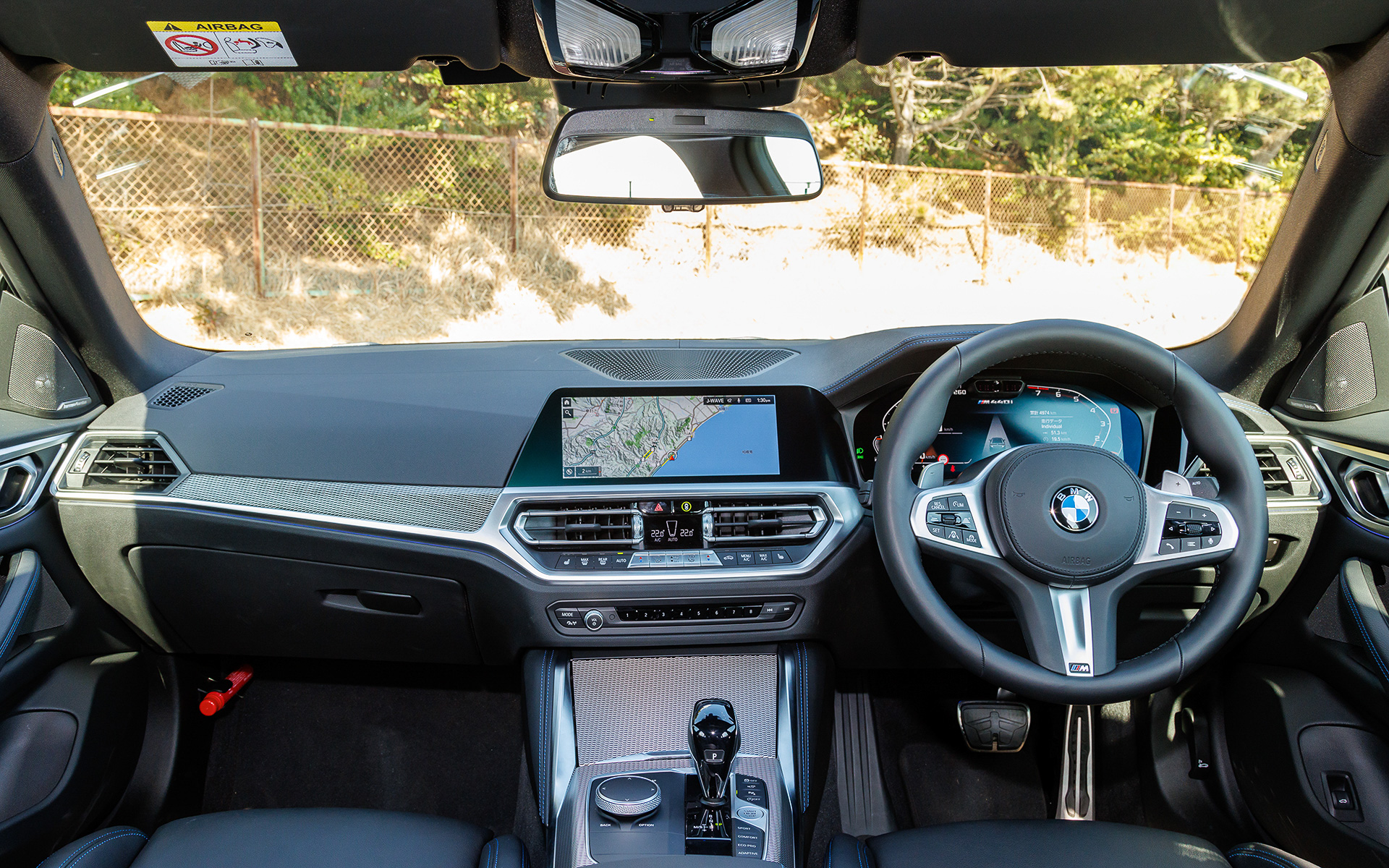 インテリアでは「OK, BMW」と話しかけることで車両の操作、目的地の設定などが可能なコネクティビティ機能を装備。またApple CarPlayへの対応、BMWコネクテッド・ドライブの標準装備によりスマートフォンで事前に検索した目的地を車両に送信できるなど、利便性を高めた。加えて車両のキーを持たずとも、iPhoneをドア・ハンドルにかざすことで車両のロック解除/施錠、さらにエンジンの始動も可能としている