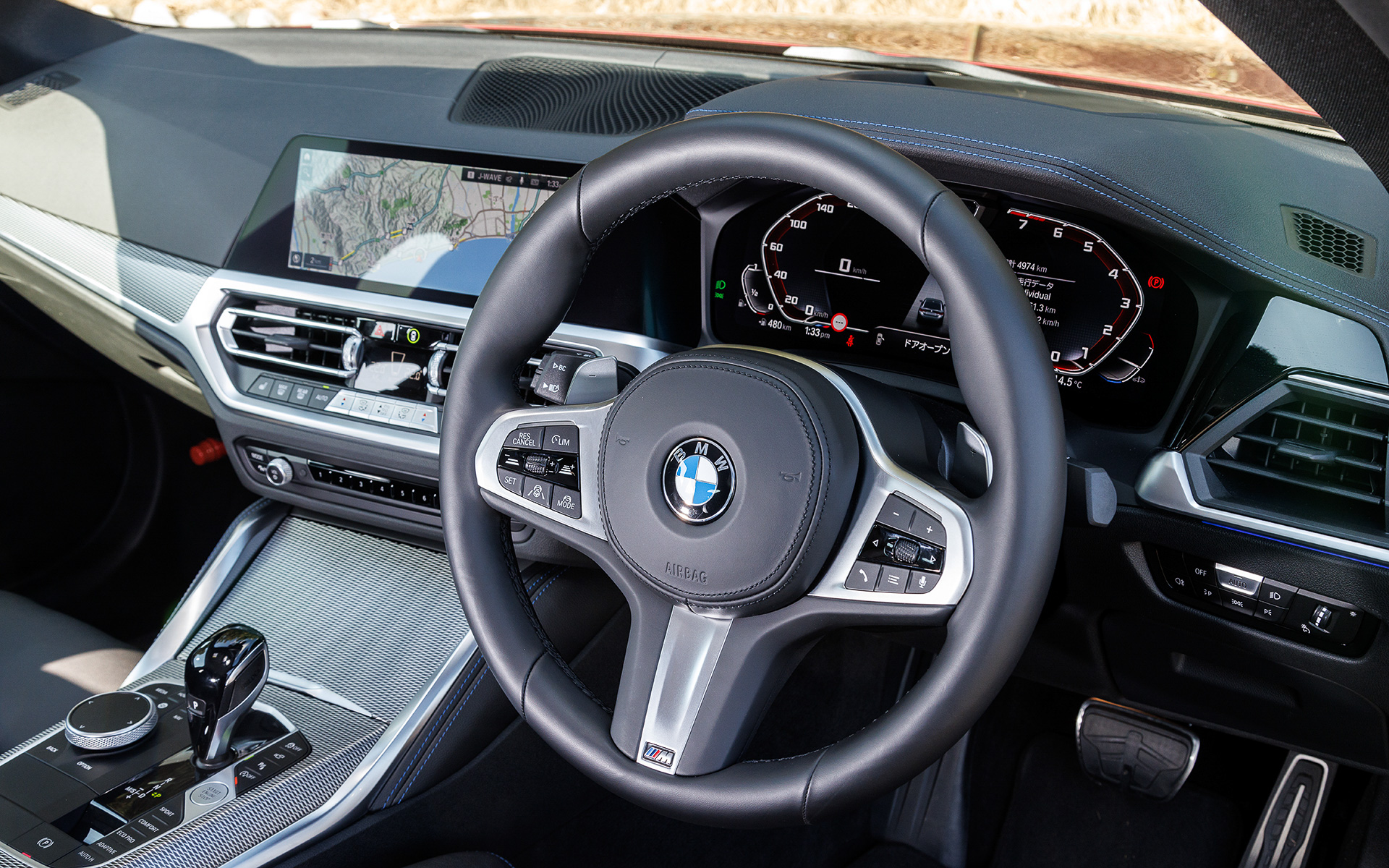 インテリアでは「OK, BMW」と話しかけることで車両の操作、目的地の設定などが可能なコネクティビティ機能を装備。またApple CarPlayへの対応、BMWコネクテッド・ドライブの標準装備によりスマートフォンで事前に検索した目的地を車両に送信できるなど、利便性を高めた。加えて車両のキーを持たずとも、iPhoneをドア・ハンドルにかざすことで車両のロック解除/施錠、さらにエンジンの始動も可能としている