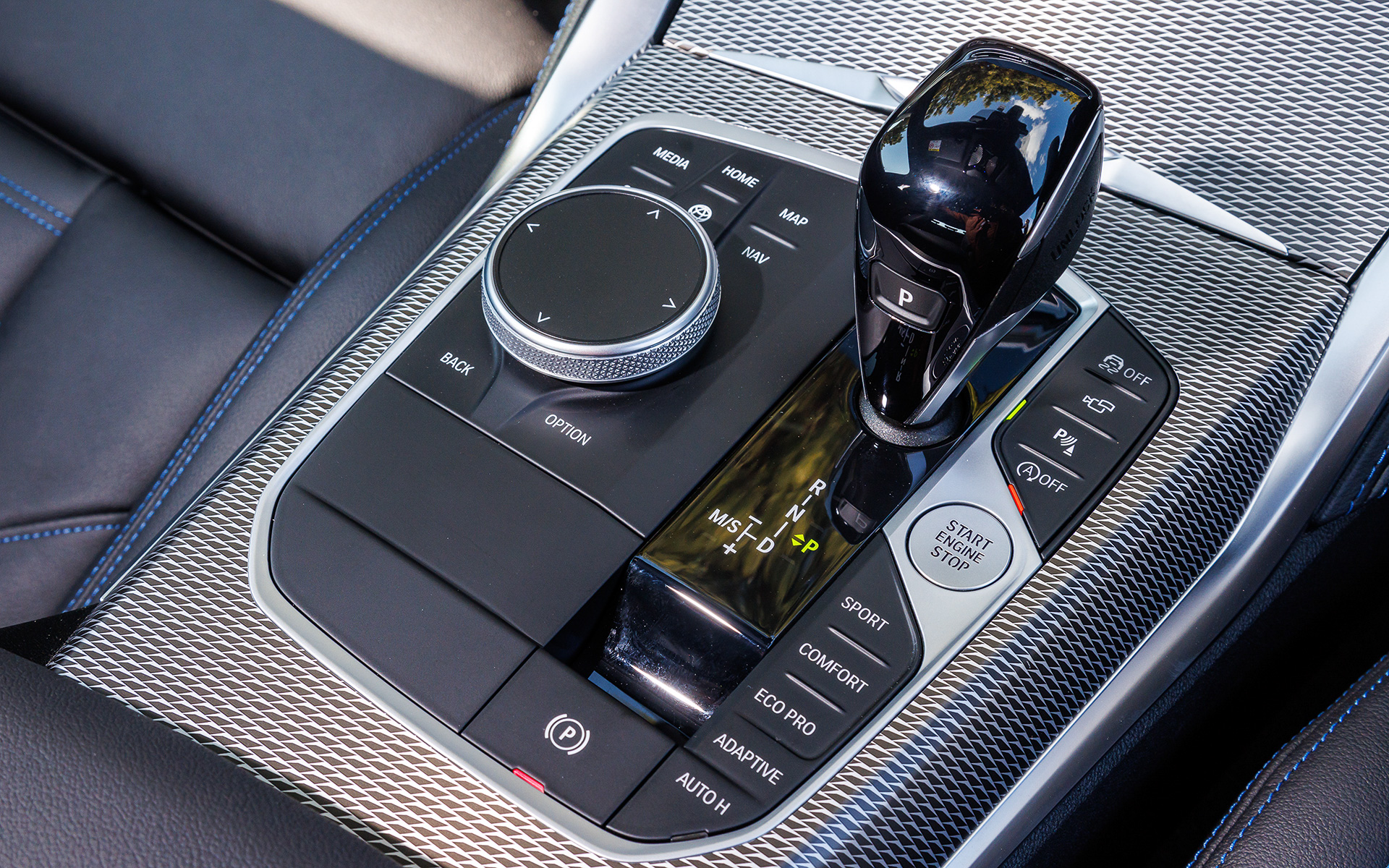 インテリアでは「OK, BMW」と話しかけることで車両の操作、目的地の設定などが可能なコネクティビティ機能を装備。またApple CarPlayへの対応、BMWコネクテッド・ドライブの標準装備によりスマートフォンで事前に検索した目的地を車両に送信できるなど、利便性を高めた。加えて車両のキーを持たずとも、iPhoneをドア・ハンドルにかざすことで車両のロック解除/施錠、さらにエンジンの始動も可能としている