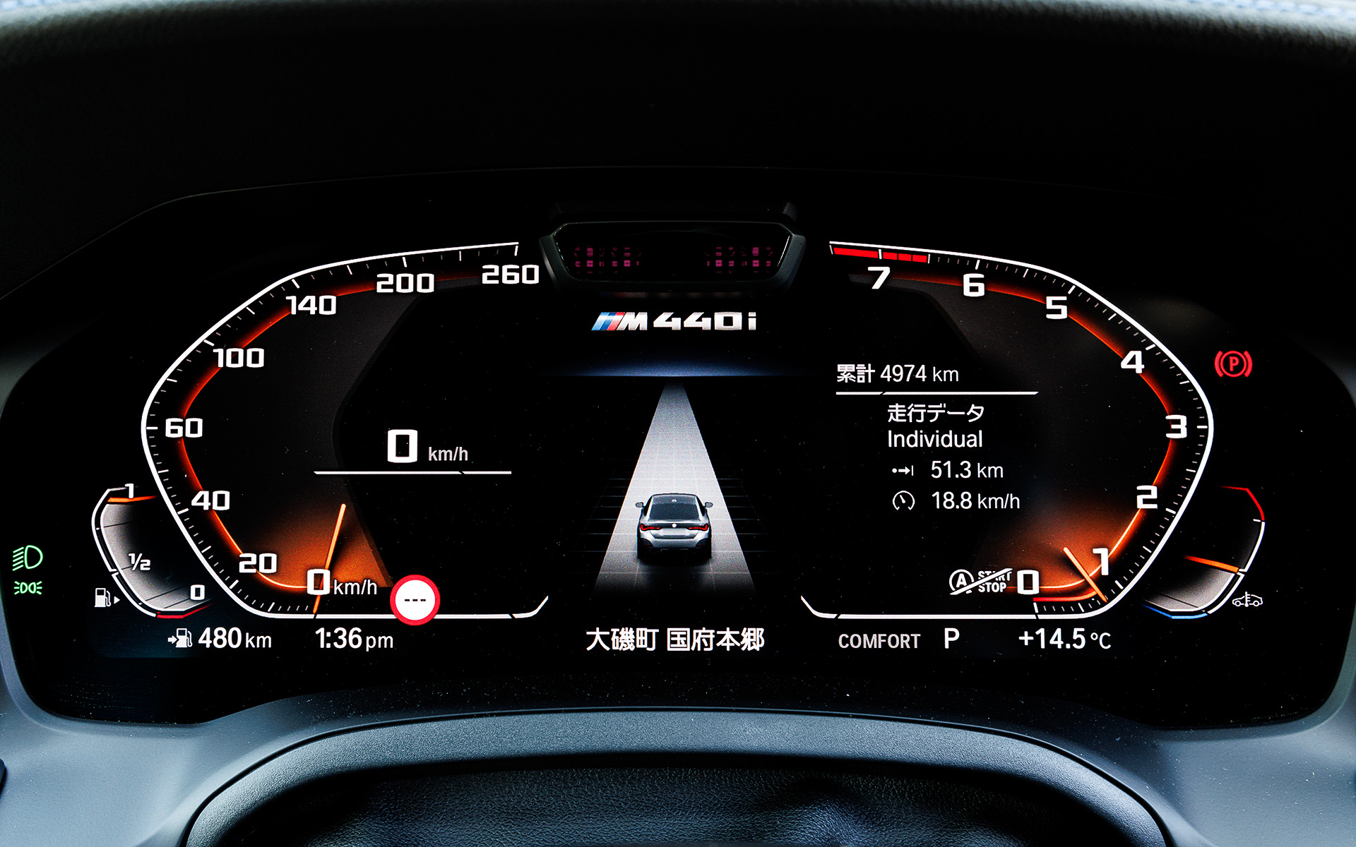 インテリアでは「OK, BMW」と話しかけることで車両の操作、目的地の設定などが可能なコネクティビティ機能を装備。またApple CarPlayへの対応、BMWコネクテッド・ドライブの標準装備によりスマートフォンで事前に検索した目的地を車両に送信できるなど、利便性を高めた。加えて車両のキーを持たずとも、iPhoneをドア・ハンドルにかざすことで車両のロック解除/施錠、さらにエンジンの始動も可能としている