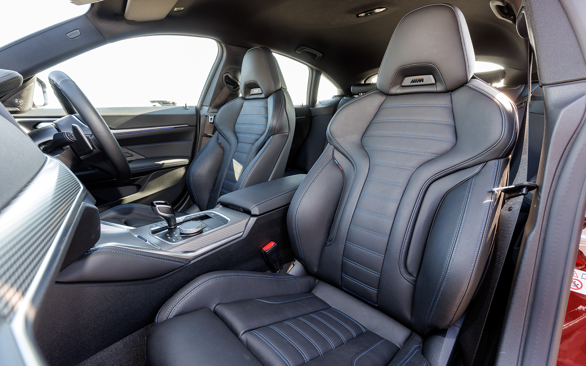 インテリアでは「OK, BMW」と話しかけることで車両の操作、目的地の設定などが可能なコネクティビティ機能を装備。またApple CarPlayへの対応、BMWコネクテッド・ドライブの標準装備によりスマートフォンで事前に検索した目的地を車両に送信できるなど、利便性を高めた。加えて車両のキーを持たずとも、iPhoneをドア・ハンドルにかざすことで車両のロック解除/施錠、さらにエンジンの始動も可能としている