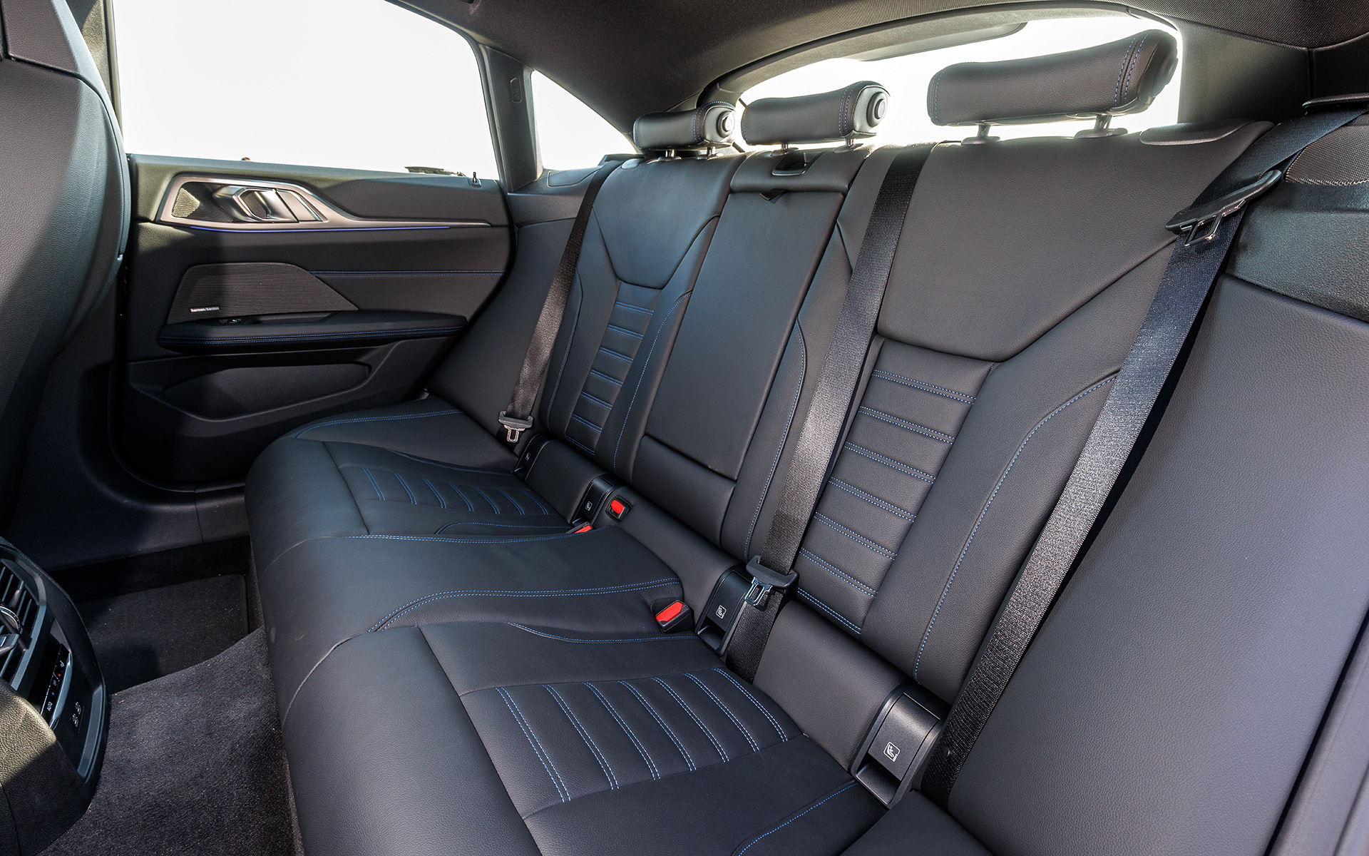 インテリアでは「OK, BMW」と話しかけることで車両の操作、目的地の設定などが可能なコネクティビティ機能を装備。またApple CarPlayへの対応、BMWコネクテッド・ドライブの標準装備によりスマートフォンで事前に検索した目的地を車両に送信できるなど、利便性を高めた。加えて車両のキーを持たずとも、iPhoneをドア・ハンドルにかざすことで車両のロック解除/施錠、さらにエンジンの始動も可能としている