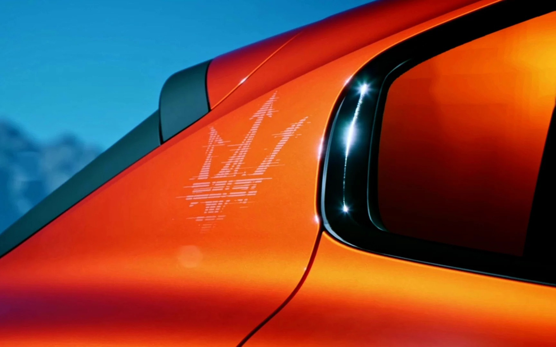 リアピラーに配置されたトライデントロゴのデザインは、グリッチ効果により再構築されている