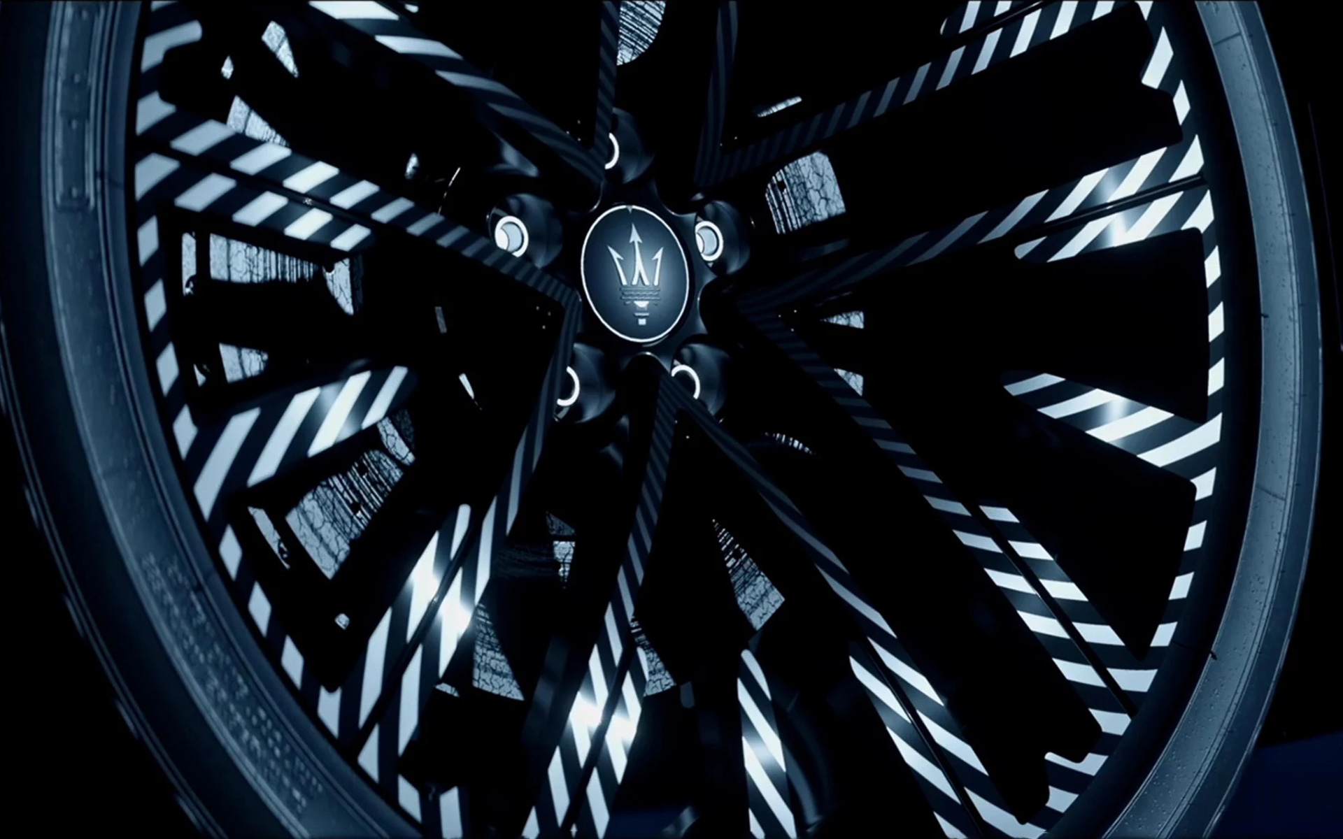 渦巻きデザインの専用ホイール