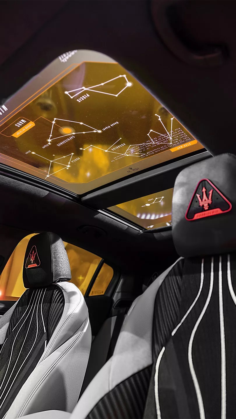 ルーフガラスには宇宙旅行用の地図が記されている