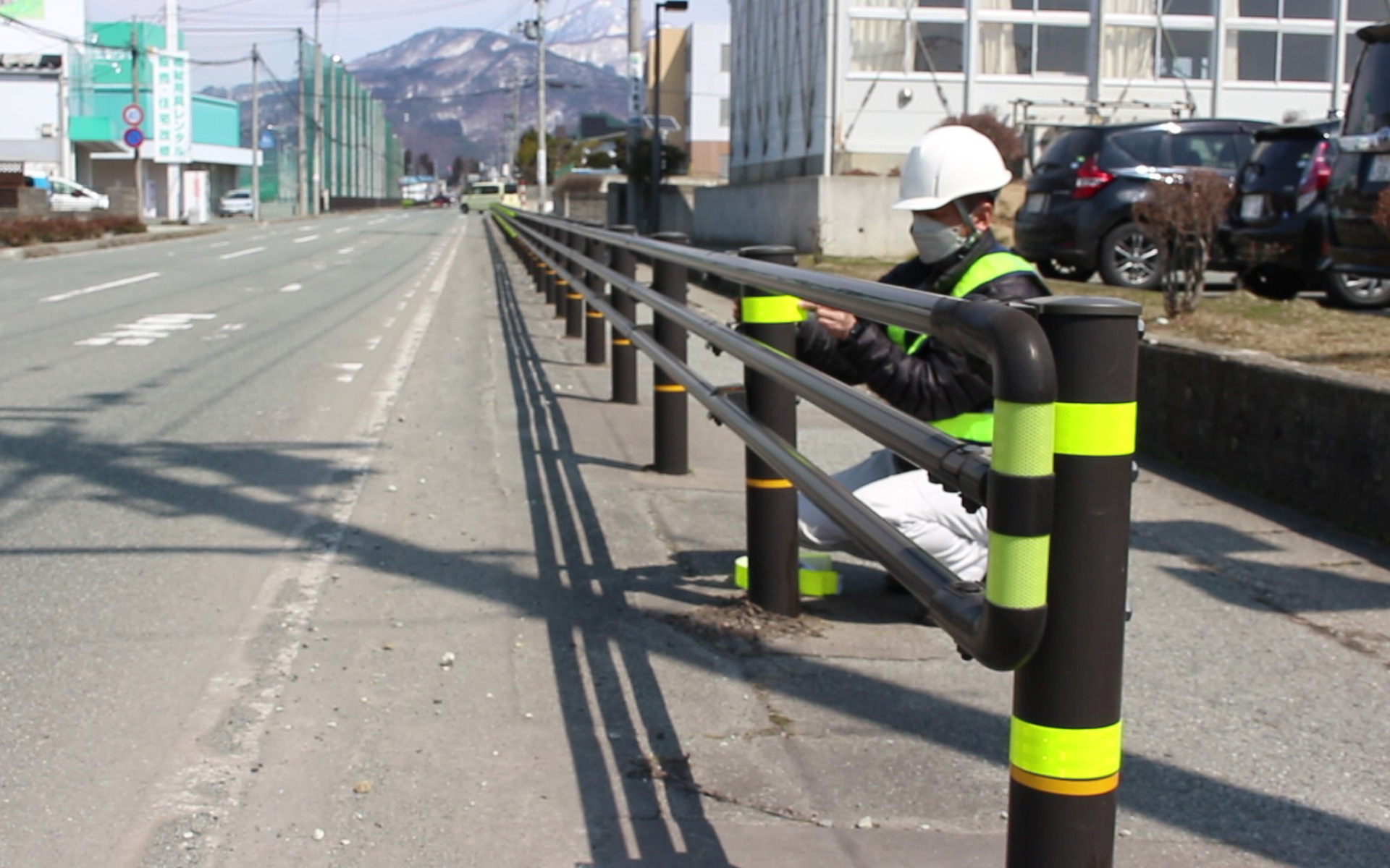 2022年3月に先行実施した山形県東根市立東根中部小学校周辺通学路でのガードレールへの反射材追加取り付けの様子
