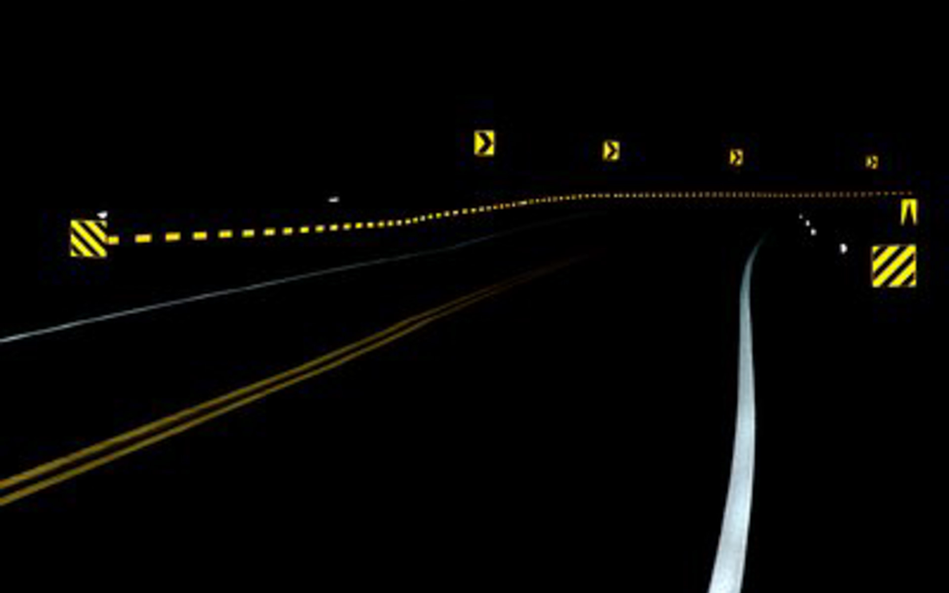 3Mの路面標示材を使った道路の見え方の比較例：昼間（左）、夜間（右）