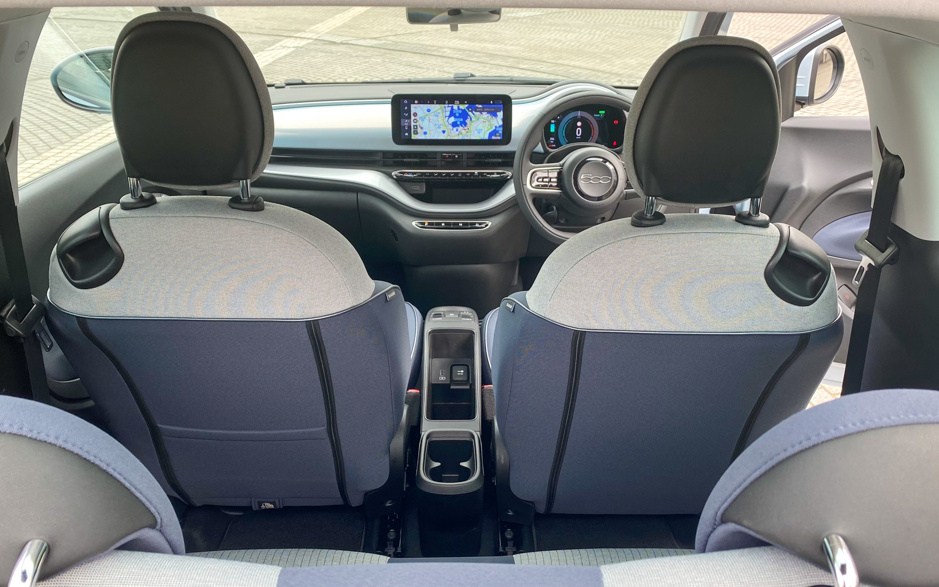 カブリオレモデル「500e Open」のインテリアです。後席にも座って試乗してみましたが、意外なことに後席の頭上スペースはクーペよりもカブリオレの方がゆとりがありました。ラゲッジの広さもほぼ同等なのですが、カブリオレは開口部が小さいのが特徴。いざとなれば、大きな荷物は屋根を開けて積むことができますけどね（笑）