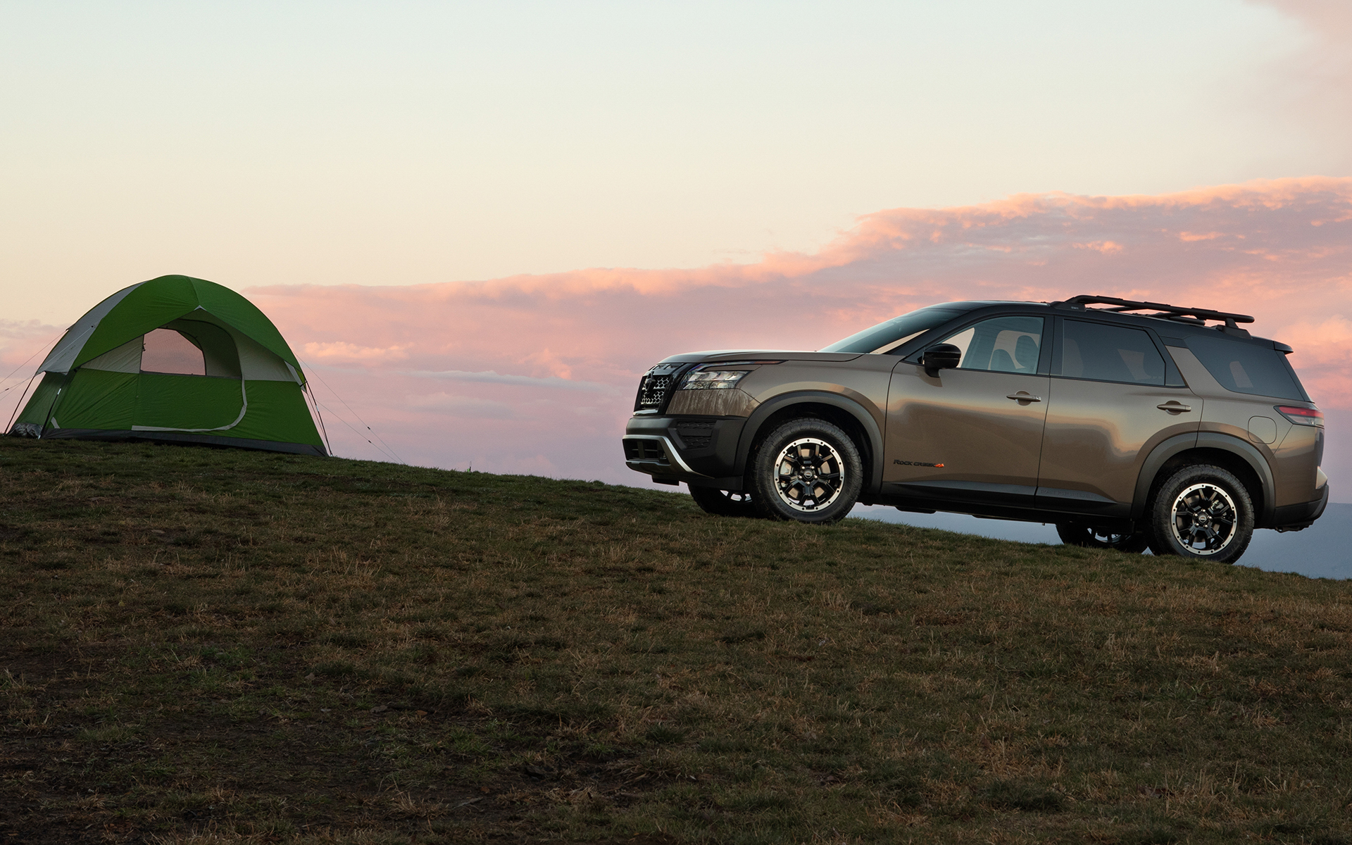 パスファインダー ロッククリークではオフロード用のチューンドサスペンションや18インチのオールテレインタイヤなどを装備