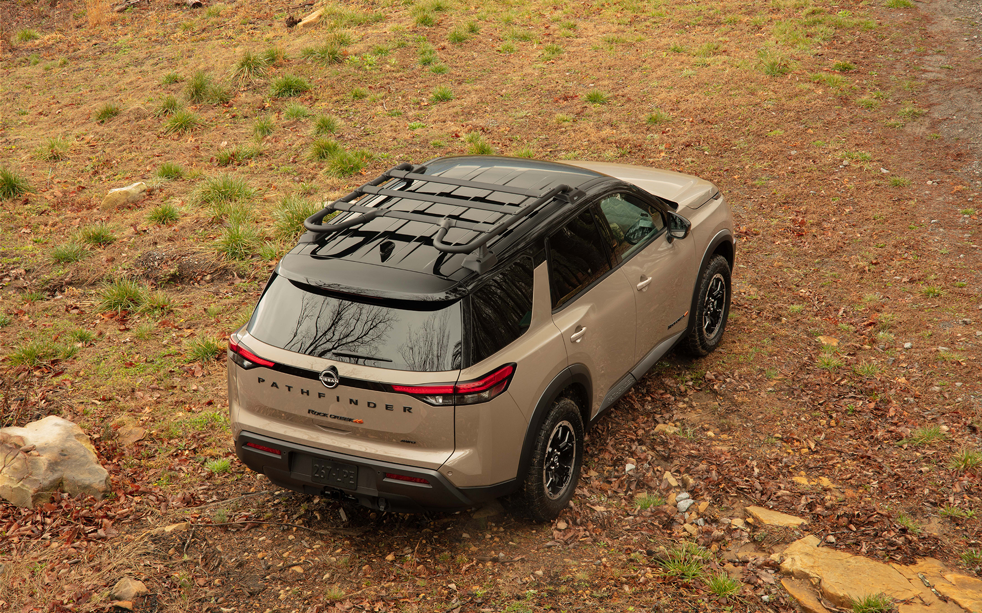 パスファインダー ロッククリークではオフロード用のチューンドサスペンションや18インチのオールテレインタイヤなどを装備