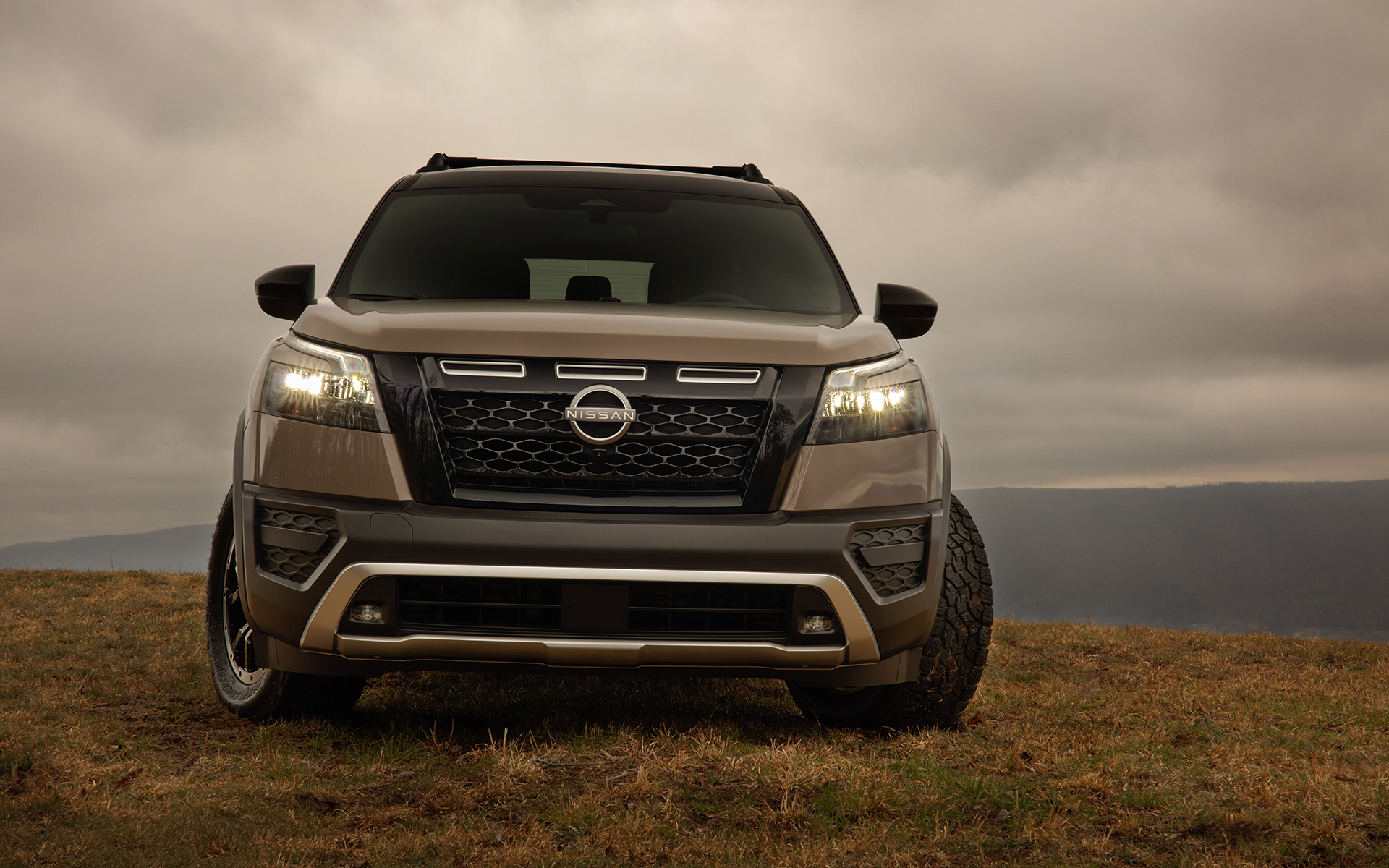 パスファインダー ロッククリークではオフロード用のチューンドサスペンションや18インチのオールテレインタイヤなどを装備