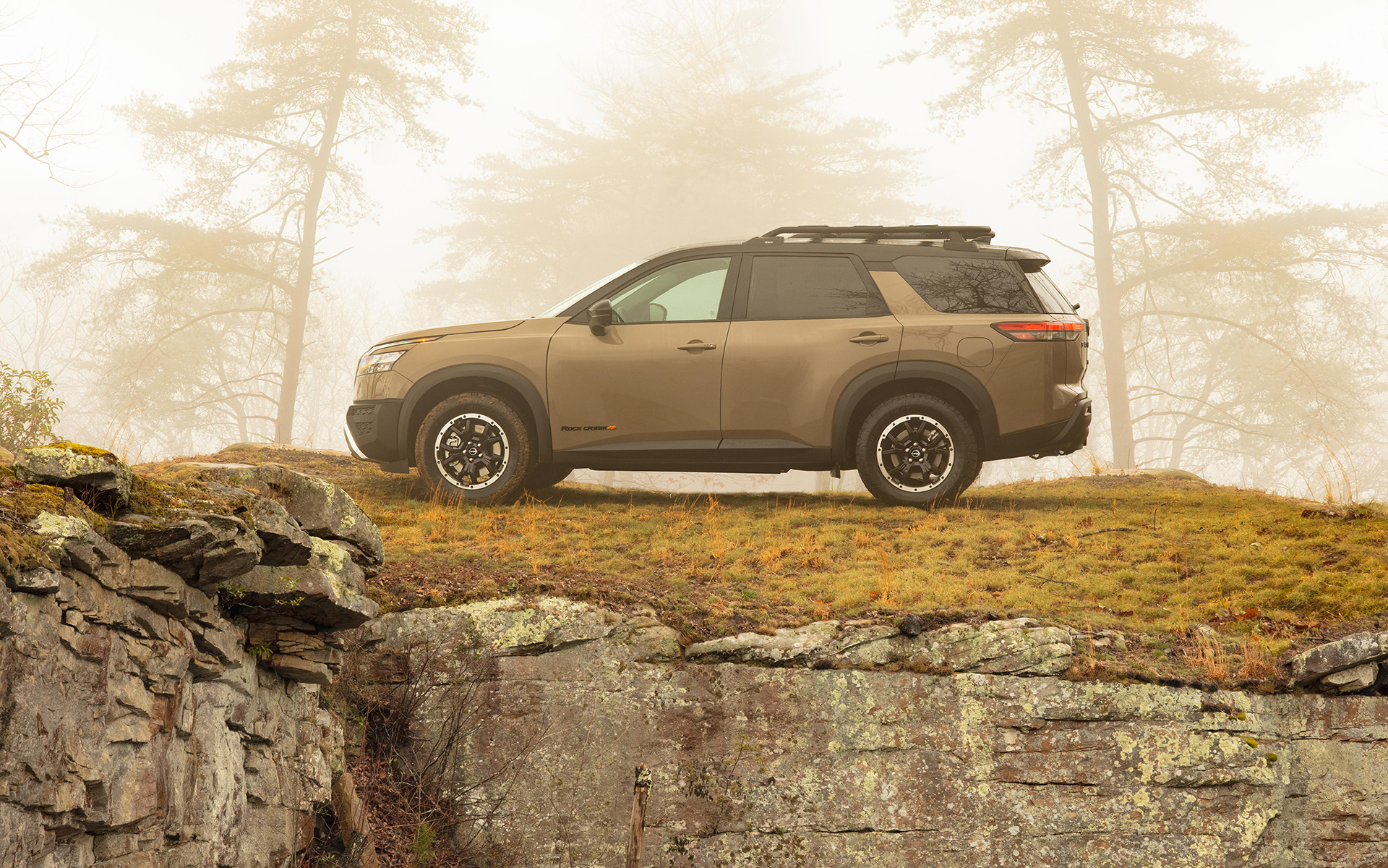 パスファインダー ロッククリークではオフロード用のチューンドサスペンションや18インチのオールテレインタイヤなどを装備