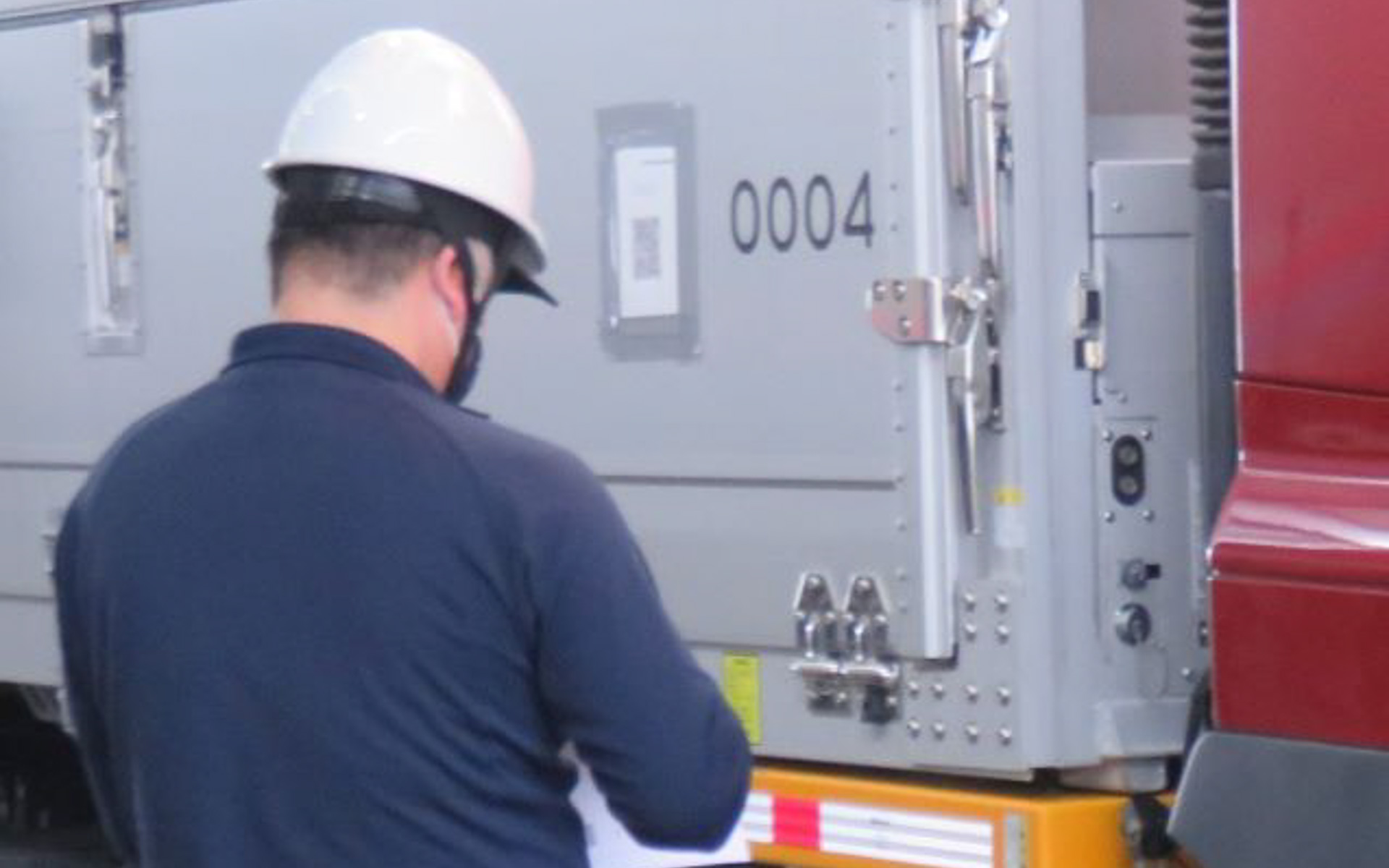 コンテナのQRコードと運行表のQRコードをスマートフォン専用アプリでペアリングを行なう