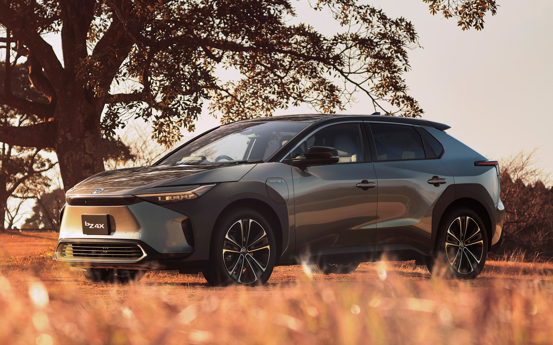 トヨタが5月12日に発売する新型BEV（バッテリ電気自動車）「bZ4X」。全数リース販売のみで価格は600万円～650万円。個人ユーザーにはサブスクリプションサービスのKINTOで提供する