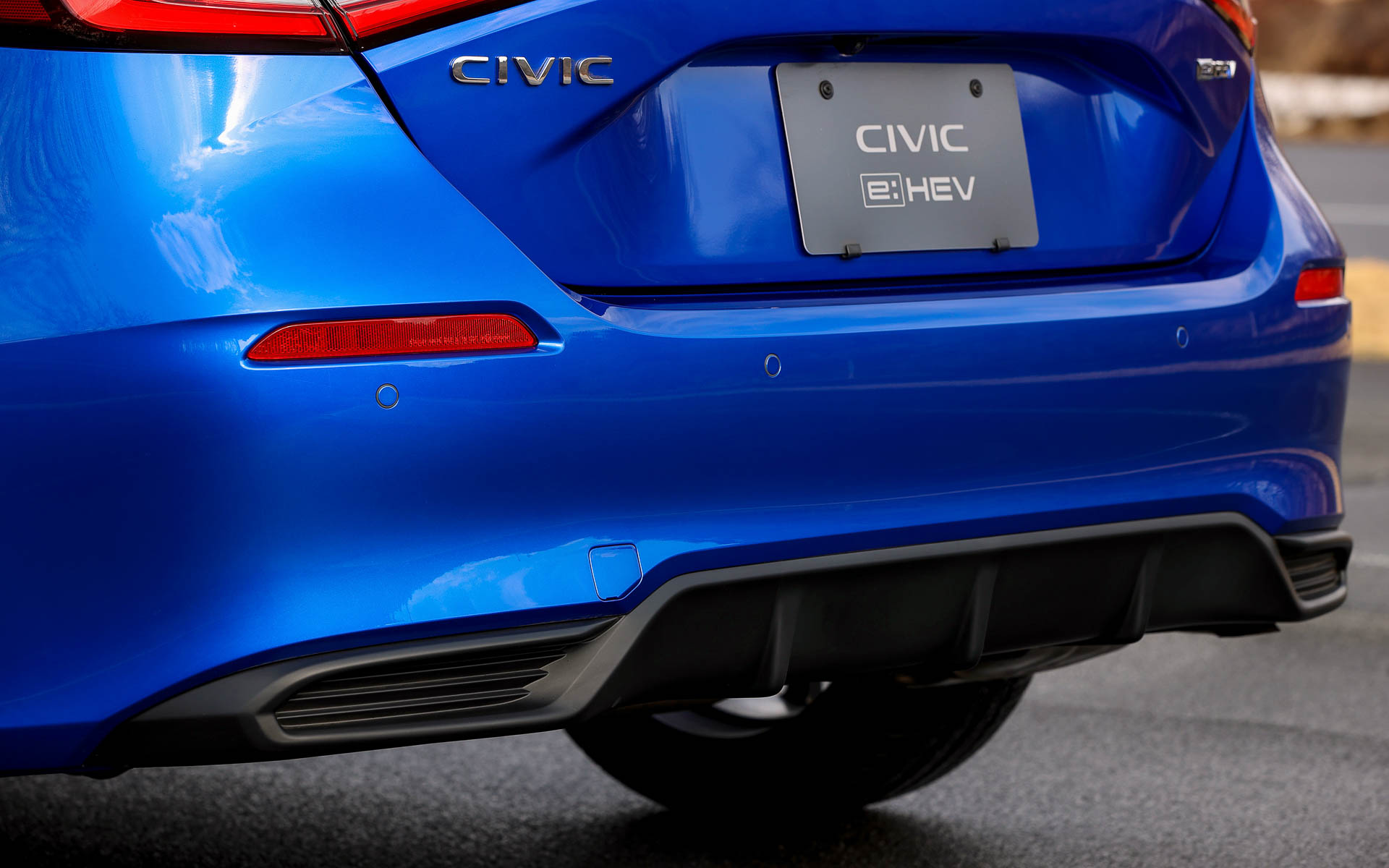 外観はガソリンモデルと共通のデザインとなり、マフラーまわりが若干違うのみにとどめられている