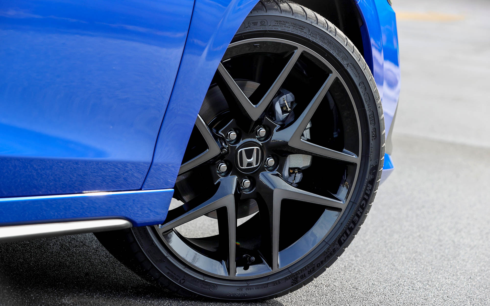 外観はガソリンモデルと共通のデザインとなり、マフラーまわりが若干違うのみにとどめられている