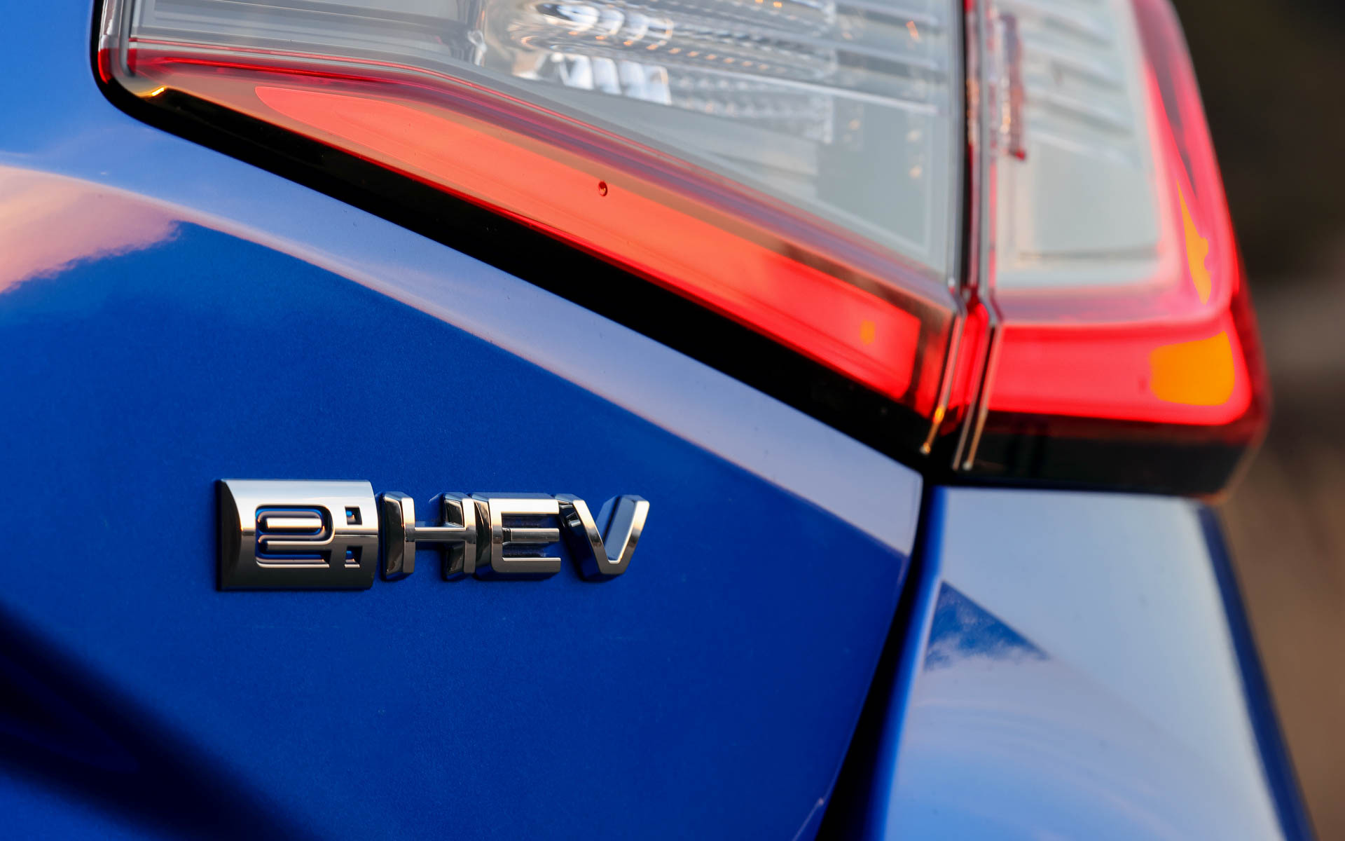 トランクリッドにe:HEVのエンブレムを装着