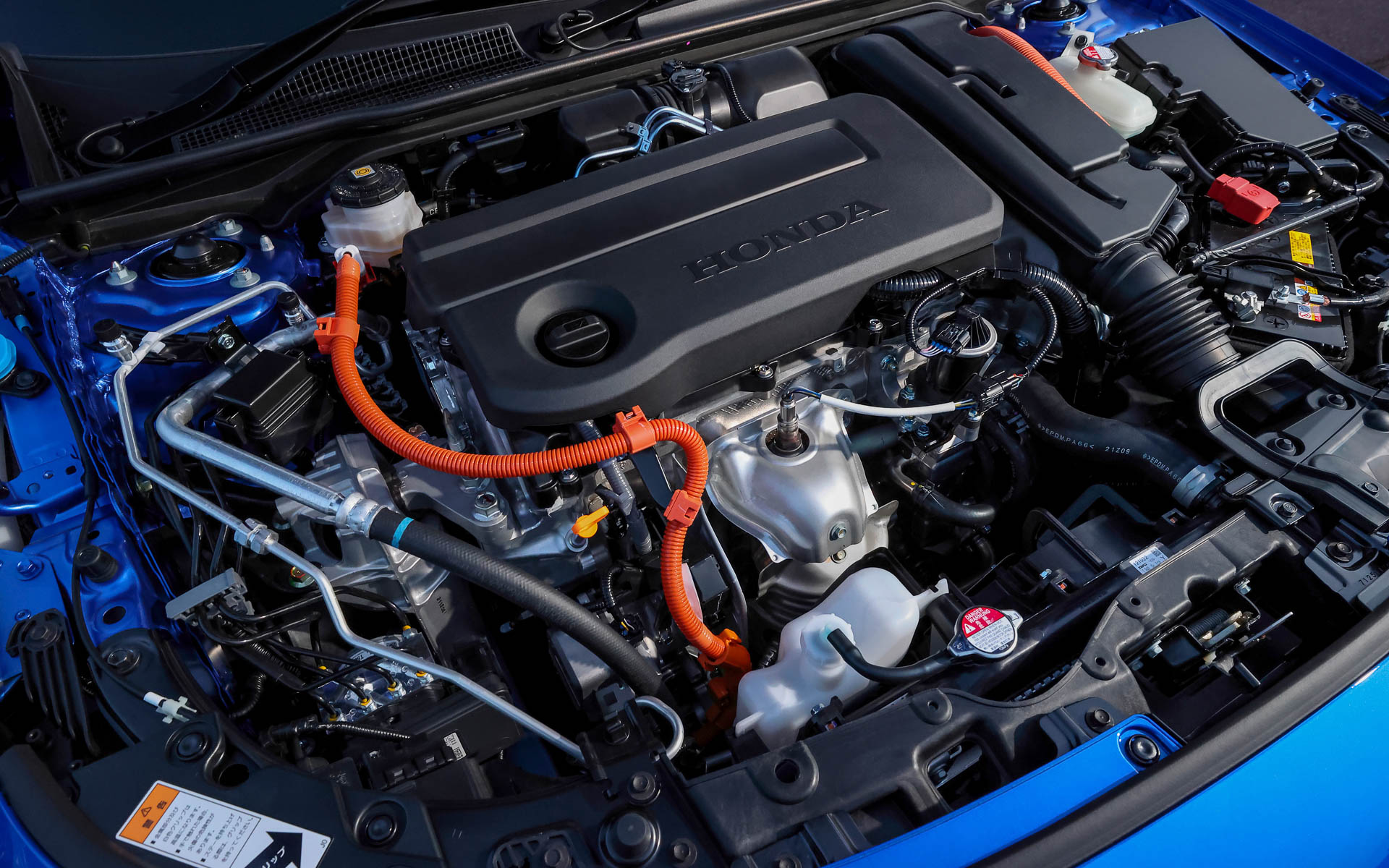 パワートレーンは最高出力104kW/6000rpm、最大トルク182Nm/4500rpmを発生する2.0リッター直噴エンジンに加え、最高出力135kW/5000-6000rpm、最大トルク315Nm/0-2000rpmを発生させるモーターをCVT内に搭載