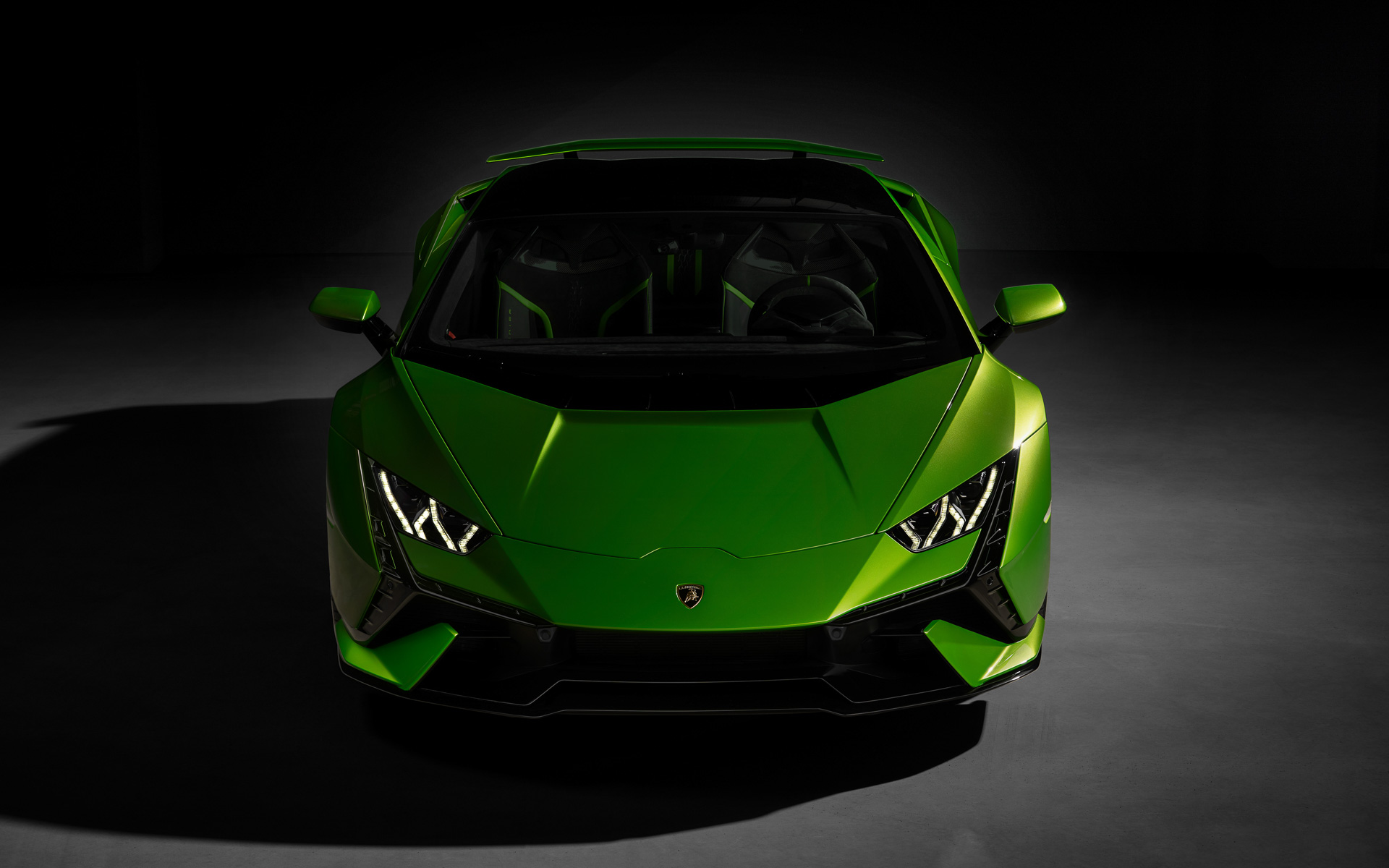 ウラカン テクニカのボディサイズは4567×1933×1165mm（全長×全幅×全高。全幅はミラーをのぞく）、ホイールベースは2620mm