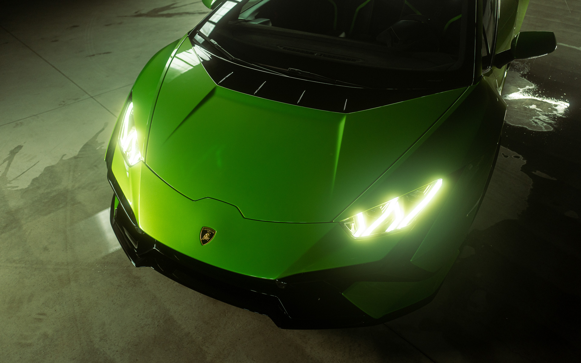 ウラカン テクニカのボディサイズは4567×1933×1165mm（全長×全幅×全高。全幅はミラーをのぞく）、ホイールベースは2620mm