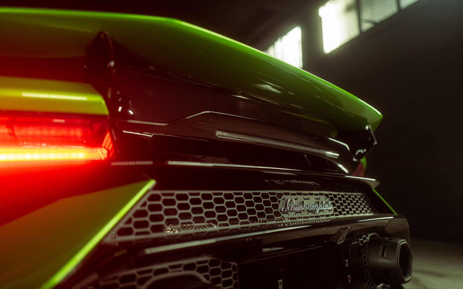 ウラカン テクニカのボディサイズは4567×1933×1165mm（全長×全幅×全高。全幅はミラーをのぞく）、ホイールベースは2620mm