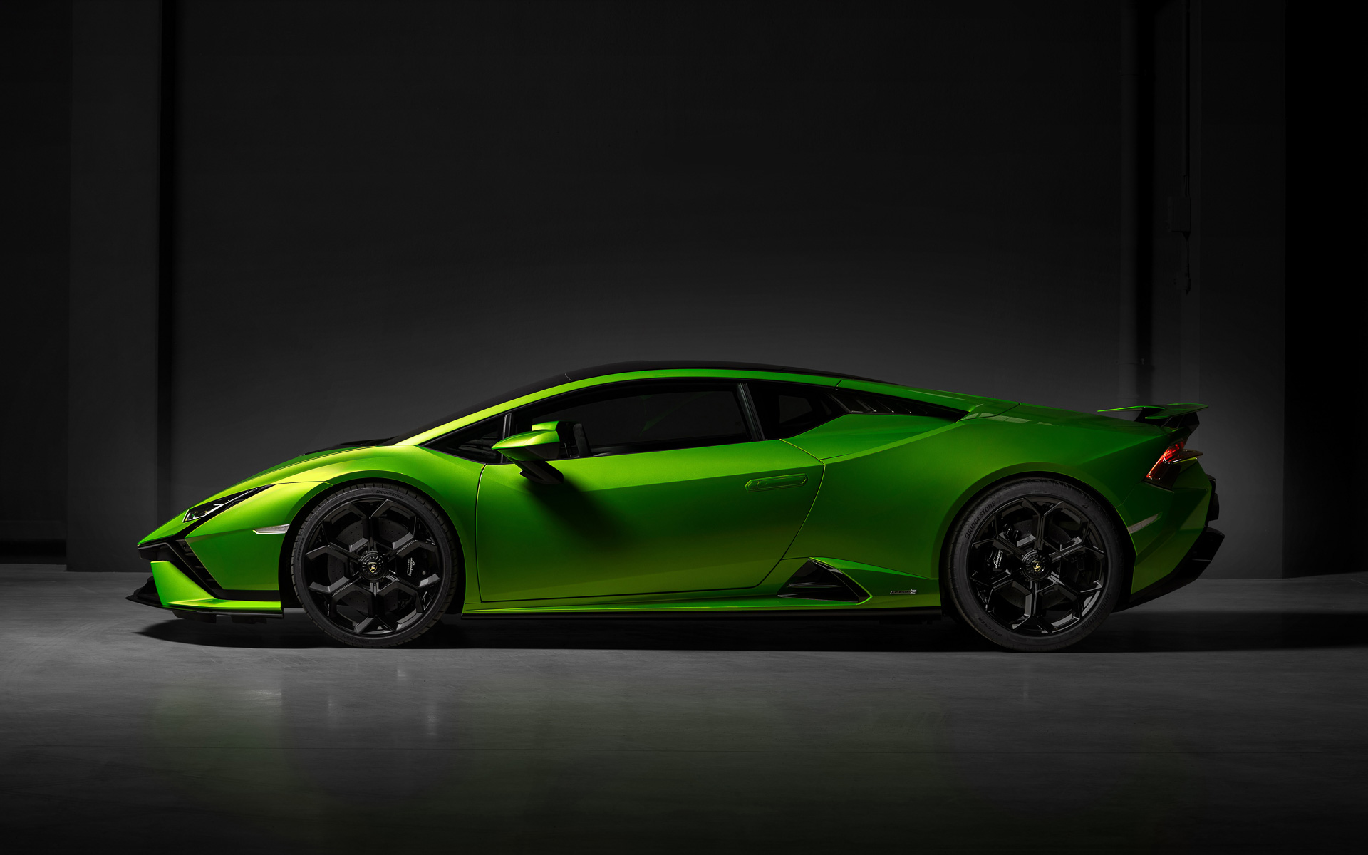 ウラカン テクニカのボディサイズは4567×1933×1165mm（全長×全幅×全高。全幅はミラーをのぞく）、ホイールベースは2620mm