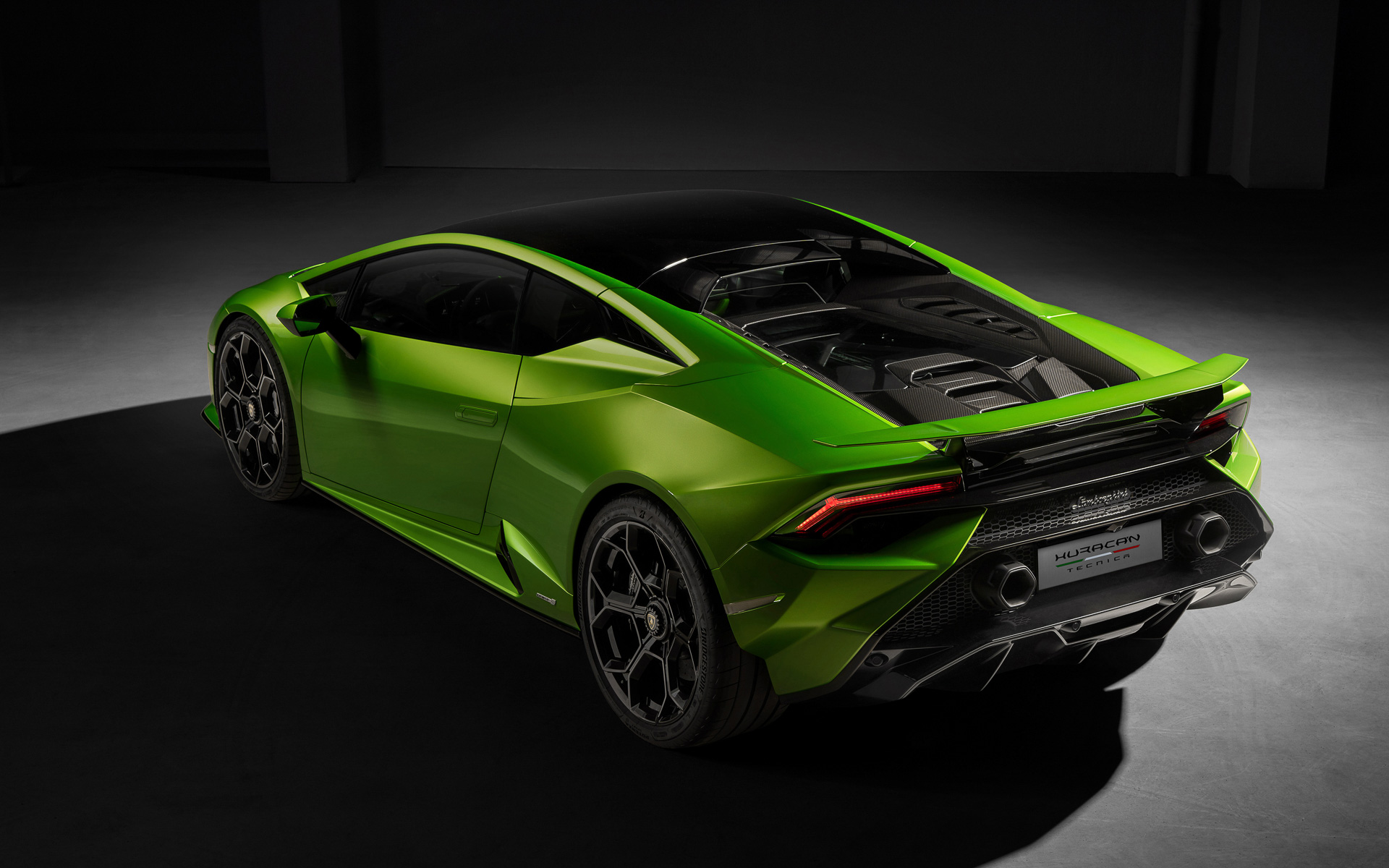 ウラカン テクニカのボディサイズは4567×1933×1165mm（全長×全幅×全高。全幅はミラーをのぞく）、ホイールベースは2620mm