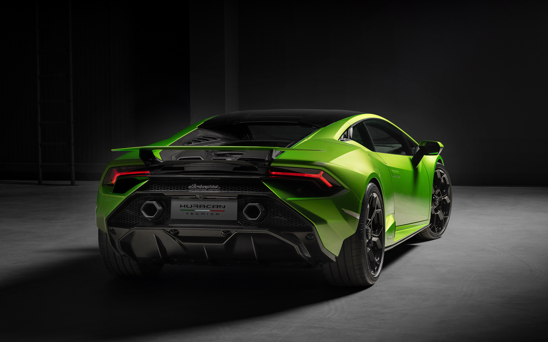 ウラカン テクニカのボディサイズは4567×1933×1165mm（全長×全幅×全高。全幅はミラーをのぞく）、ホイールベースは2620mm