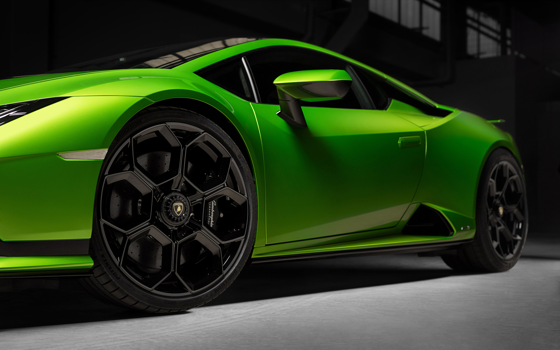 ウラカン テクニカのボディサイズは4567×1933×1165mm（全長×全幅×全高。全幅はミラーをのぞく）、ホイールベースは2620mm