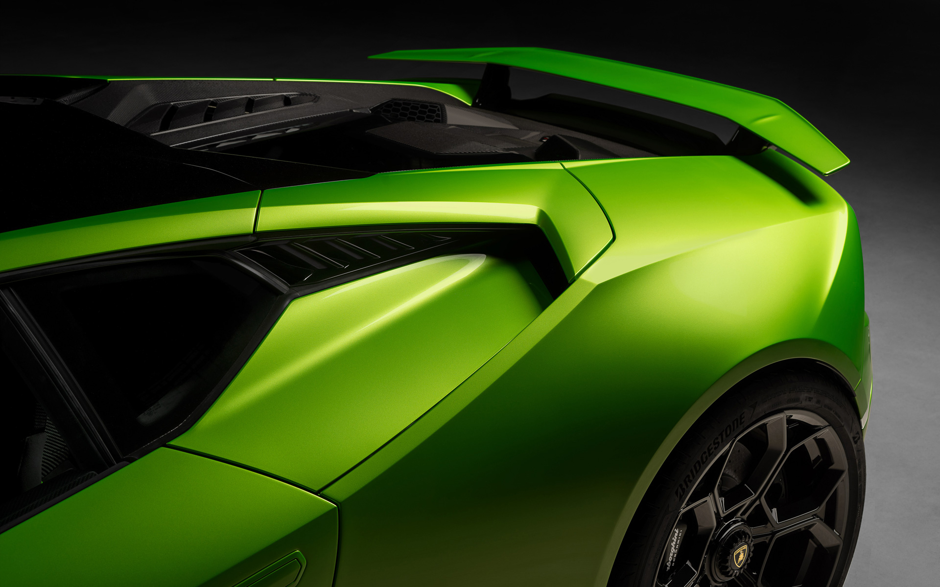 ウラカン テクニカのボディサイズは4567×1933×1165mm（全長×全幅×全高。全幅はミラーをのぞく）、ホイールベースは2620mm