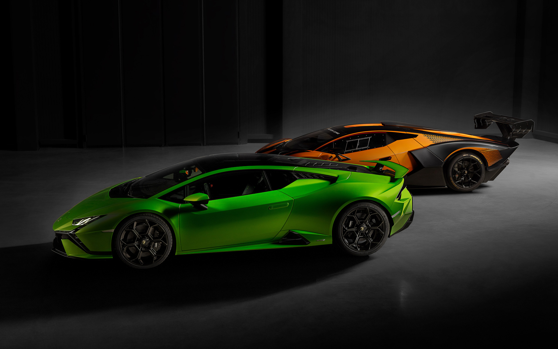 ウラカン テクニカのボディサイズは4567×1933×1165mm（全長×全幅×全高。全幅はミラーをのぞく）、ホイールベースは2620mm