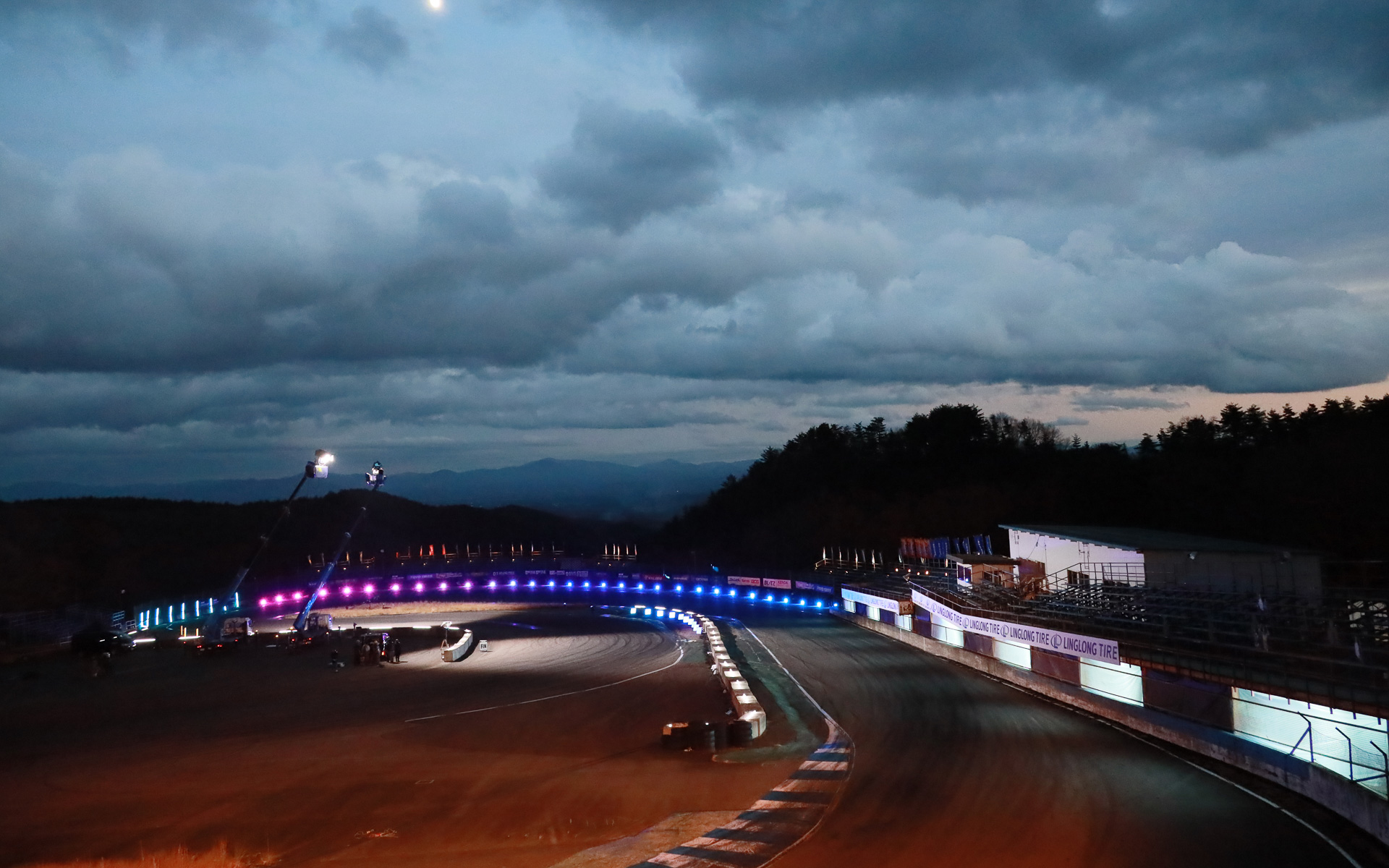 撮影はドリフトの聖地と呼ばれるエビスサーキットの南コースを貸し切って行なわれた