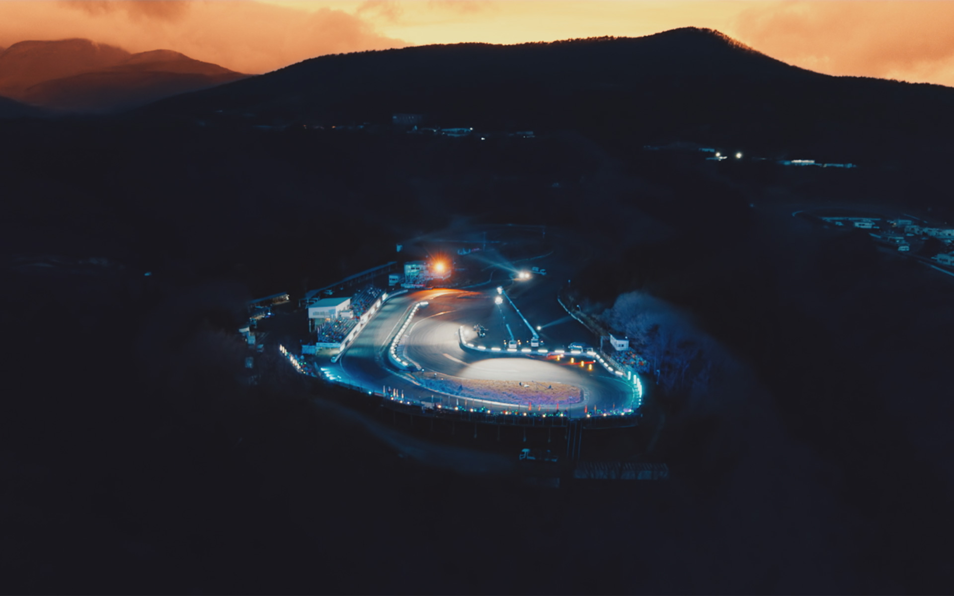 撮影はドリフトの聖地と呼ばれるエビスサーキットの南コースを貸し切って行なわれた