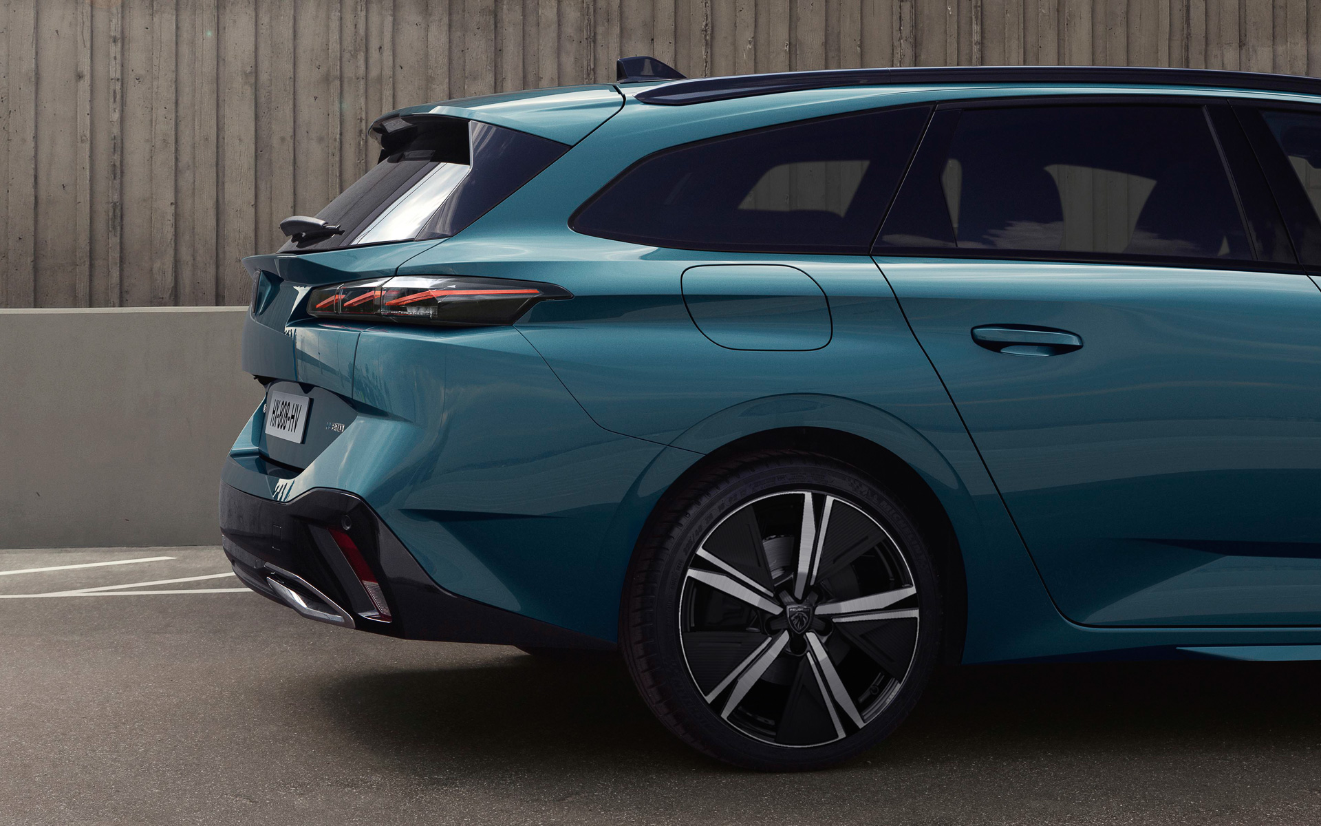 ステーションワゴンは伸びやかなフォルムが特徴