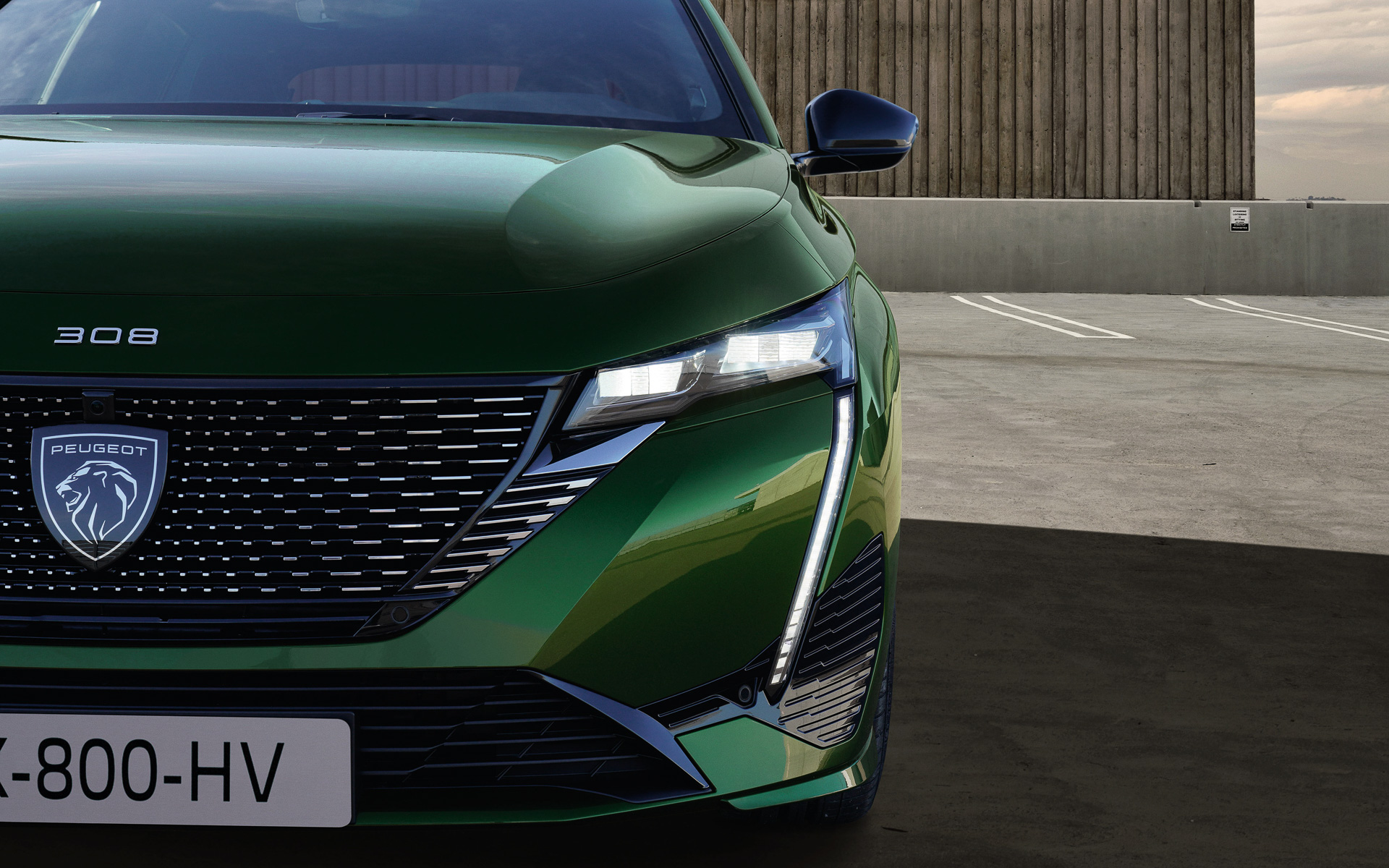 マトリックスLEDヘッドライトを初採用