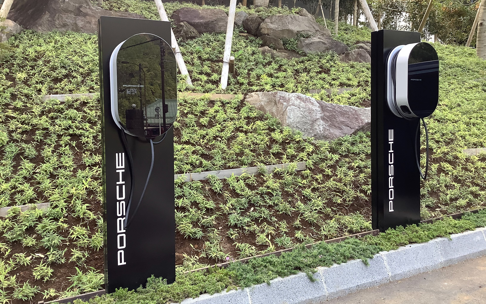 写真は箱根「富士屋ホテル」に開設されたポルシェデスティネーションチャージングステーションの充電施設