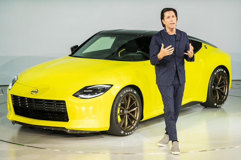 写真は「Z PROTO」のデザイン解説を行なう日産自動車株式会社 専務執行役員 グローバルデザイン担当 アルフォンソ・アルバイサ氏