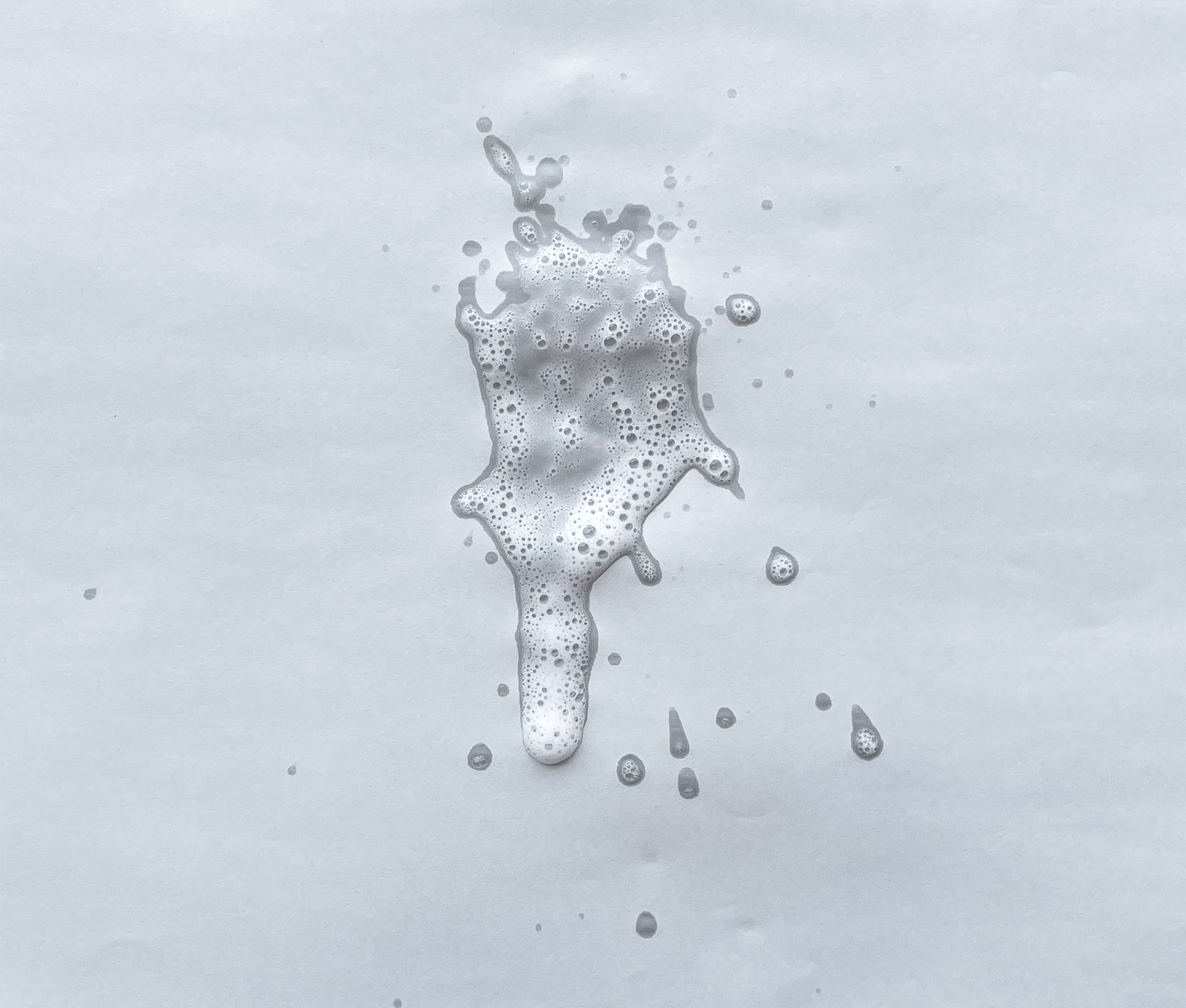 左が従来品のスプレー、右が新しくなった液剤が拡散しやすいスプレーで作業性も大幅に向上した