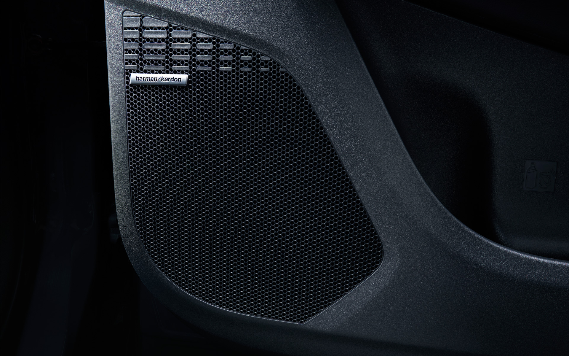 ソルテラにメーカーオプションとして採用される「Harman Kardon （ハーマンカードン）」のサウンドシステム