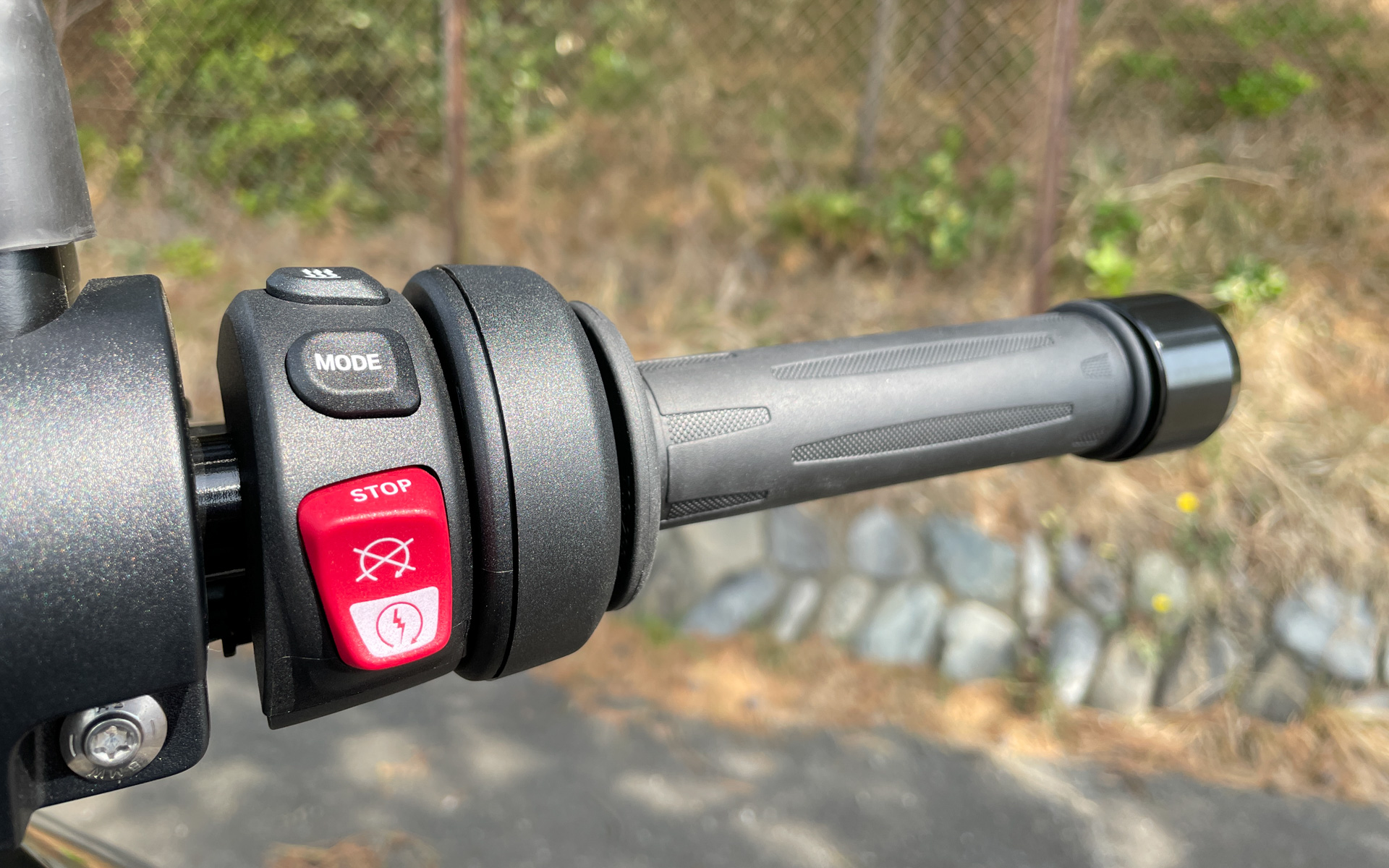 アクセル側のグリップにはスタートボタンとモード切替スイッチを配置