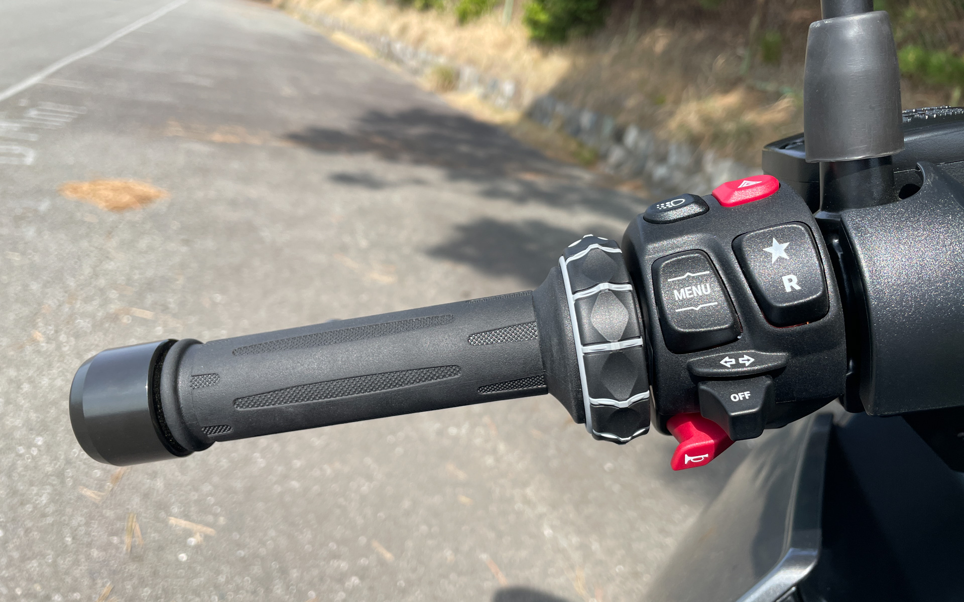 左側のグリップには、モニターの操作ボタンとウインカーやホーンボタンなどを配置