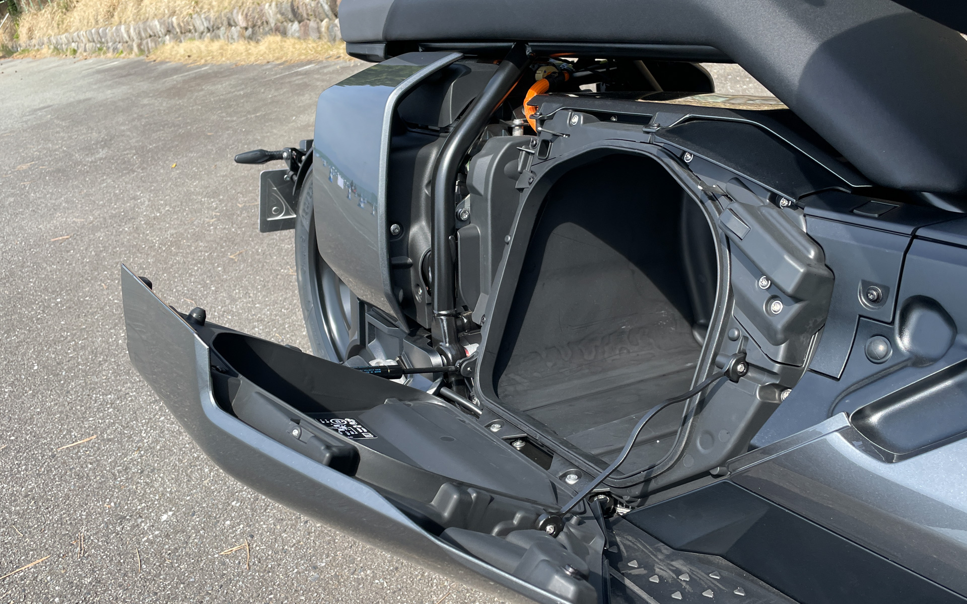 シート下にヘルメットも収容可能な収納ボックスが用意される