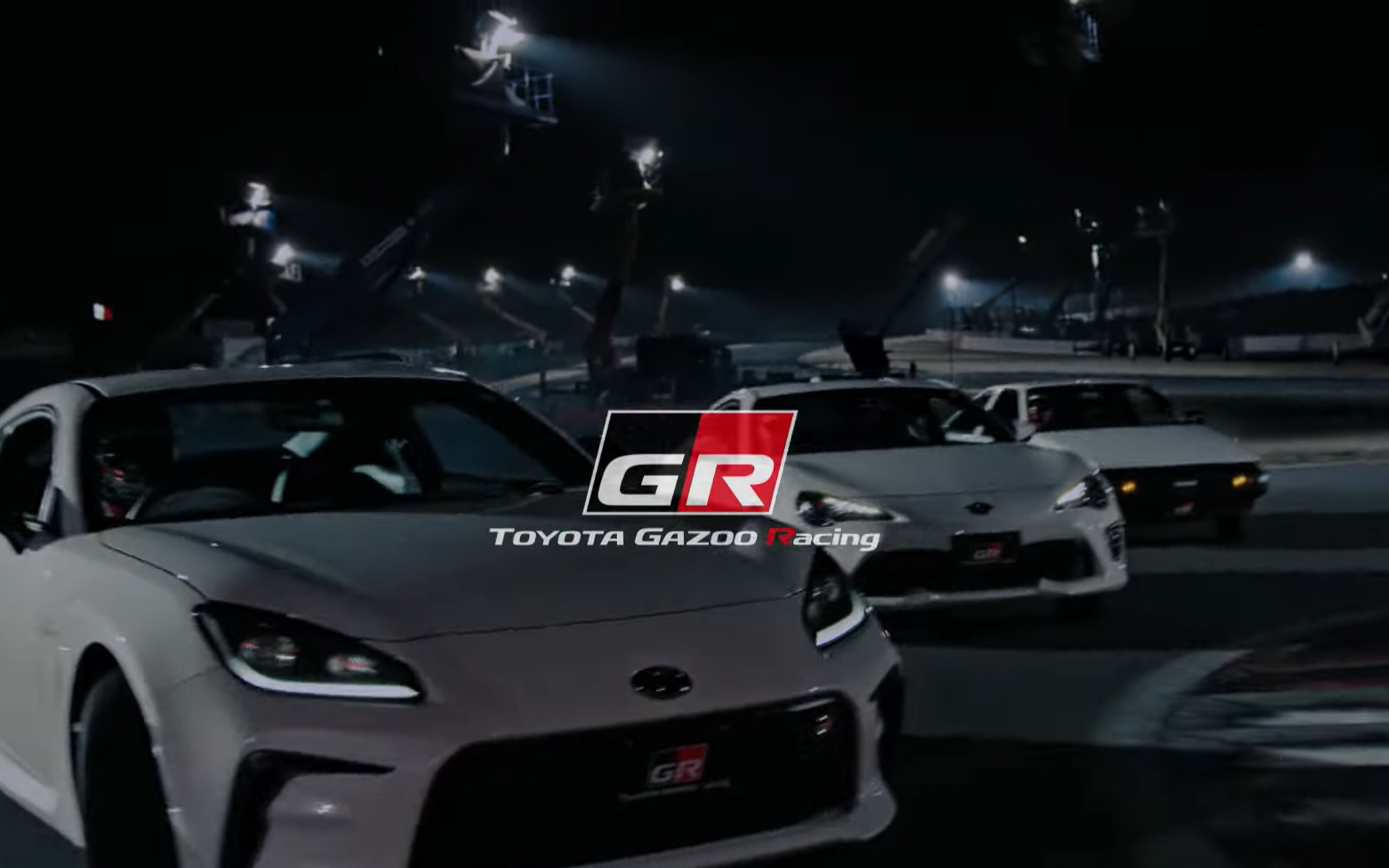 TOYOTA GAZOO RacingがFRの魅力を伝えるために、トヨタ「GR86」「86」「AE86」の3台がドリフト走行で共演する動画を公開した