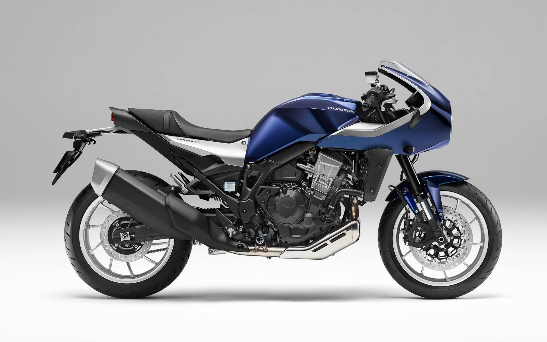 パールホークスアイブルー