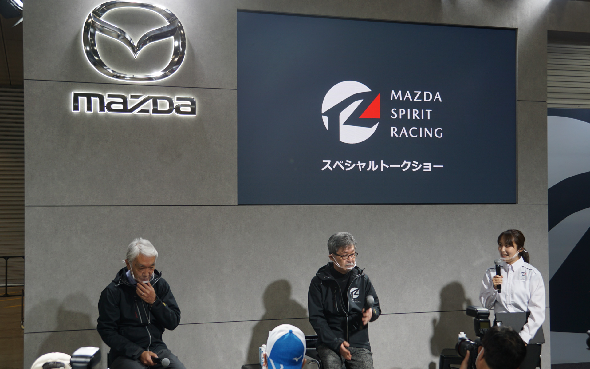 トークショーには株式会社カーグラフィック 代表取締役社長の加藤哲也氏も参加。加藤氏がMAZDA SPIRIT RACINGのドライバーとして富士24時間耐久レースへ参戦することも発表された