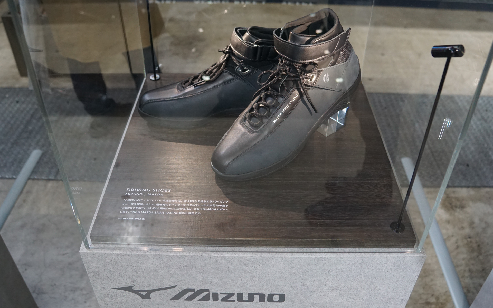 会場にはアパレルやグッズなども展示された